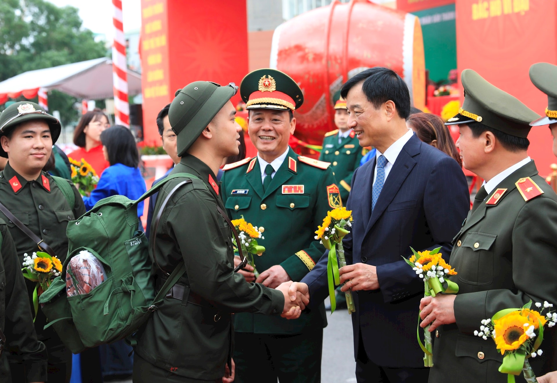 Bí thư Thành ủy Nguyễn Duy Ngọc dự lễ giao nhận quân tại điểm số 4 Ban Chỉ huy phòng thủ khu vực 3 - Hồng Hà- Ảnh 3.