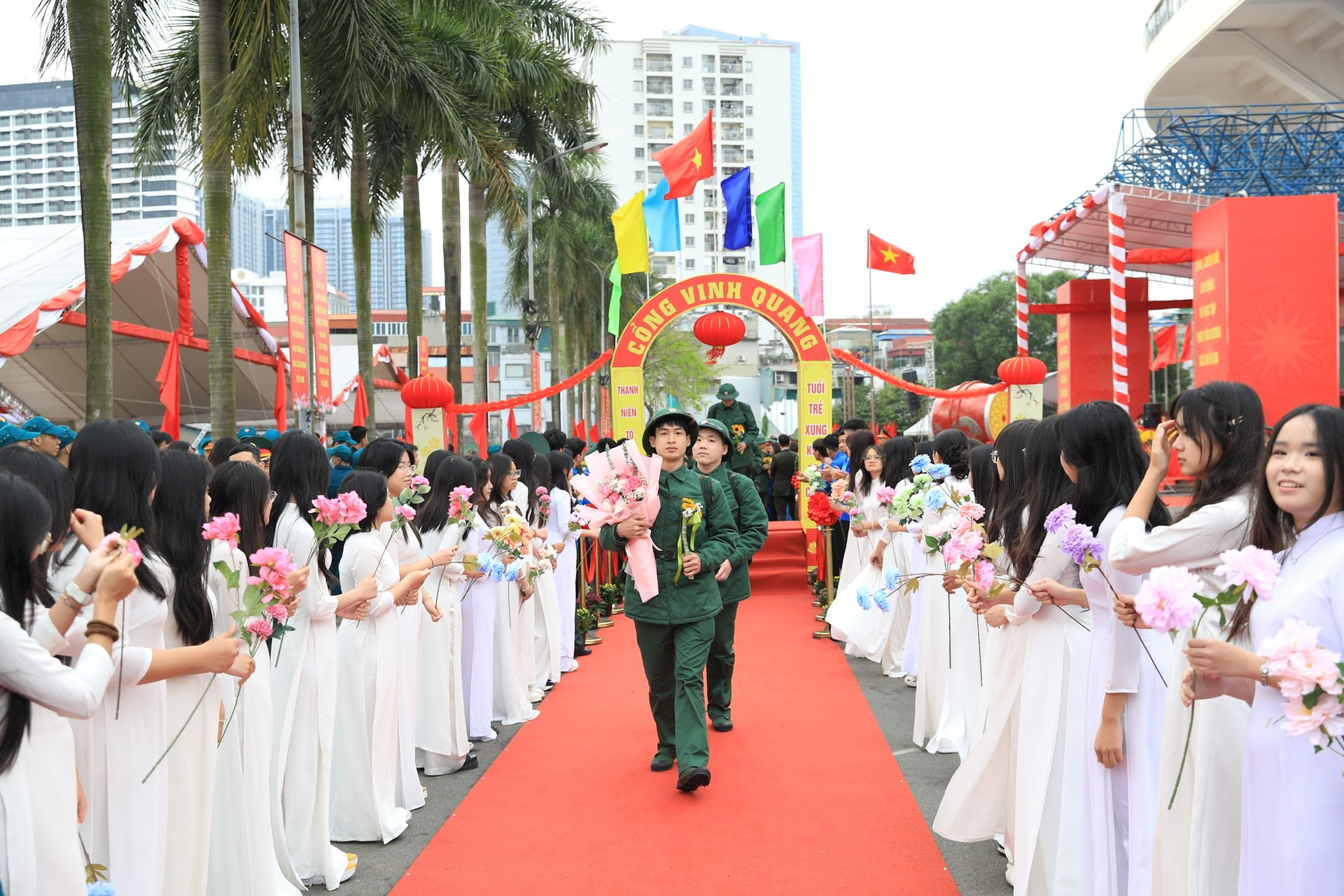 Bí thư Thành ủy Nguyễn Duy Ngọc dự lễ giao nhận quân tại điểm số 4 Ban Chỉ huy phòng thủ khu vực 3 - Hồng Hà- Ảnh 8.