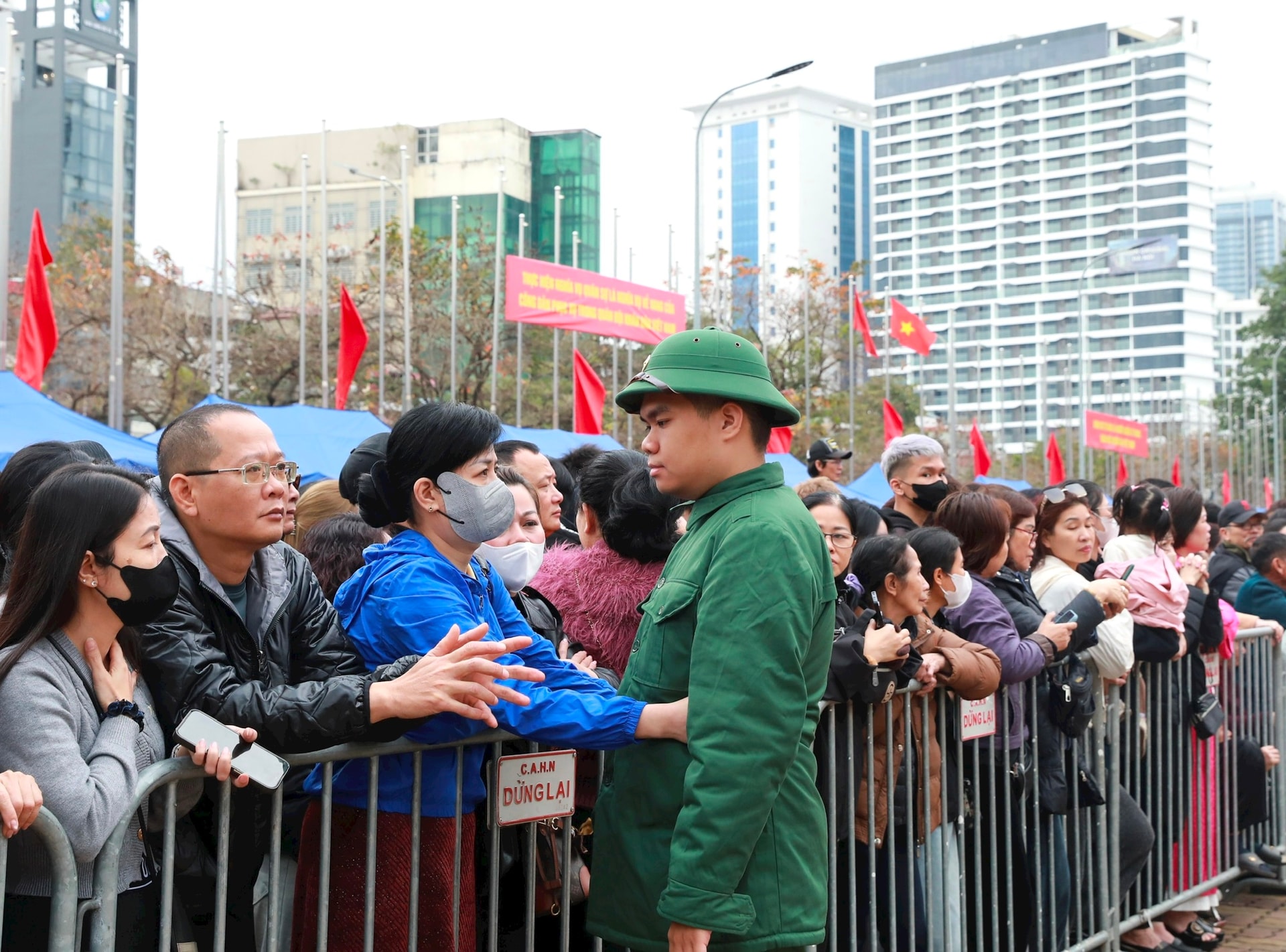 Bí thư Thành ủy Nguyễn Duy Ngọc dự lễ giao nhận quân tại điểm số 4 Ban Chỉ huy phòng thủ khu vực 3 - Hồng Hà- Ảnh 9.