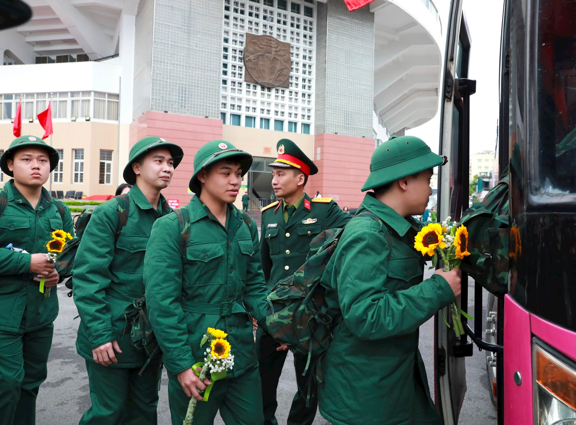 Bí thư Thành ủy Nguyễn Duy Ngọc dự lễ giao nhận quân tại điểm số 4 Ban Chỉ huy phòng thủ khu vực 3 - Hồng Hà- Ảnh 10.