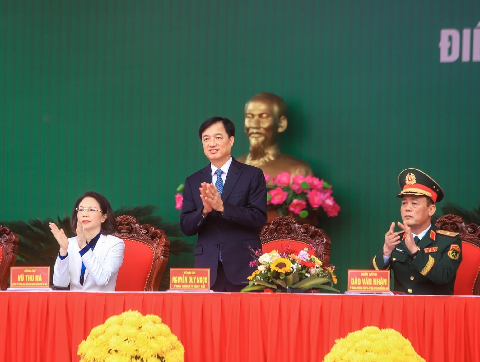 Bí thư Hà Nội Nguyễn Duy Ngọc thắp đài lửa truyền thống, động viên tân binh nhập ngũ- Ảnh 1.