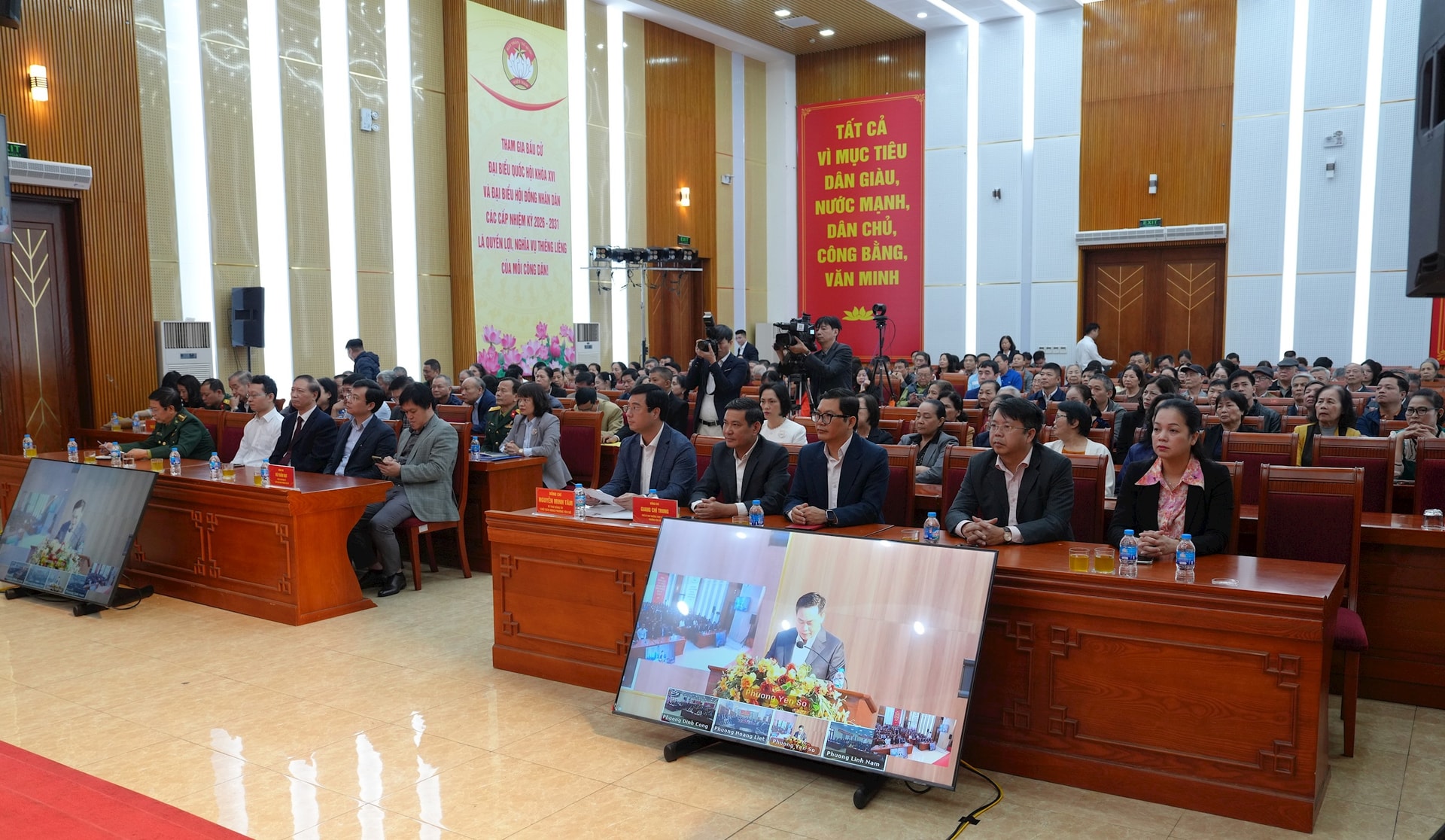 Đơn vị bầu cử số 9 tiếp xúc cử tri ứng cử viên đại biểu HĐND thành phố Hà Nội- Ảnh 2.