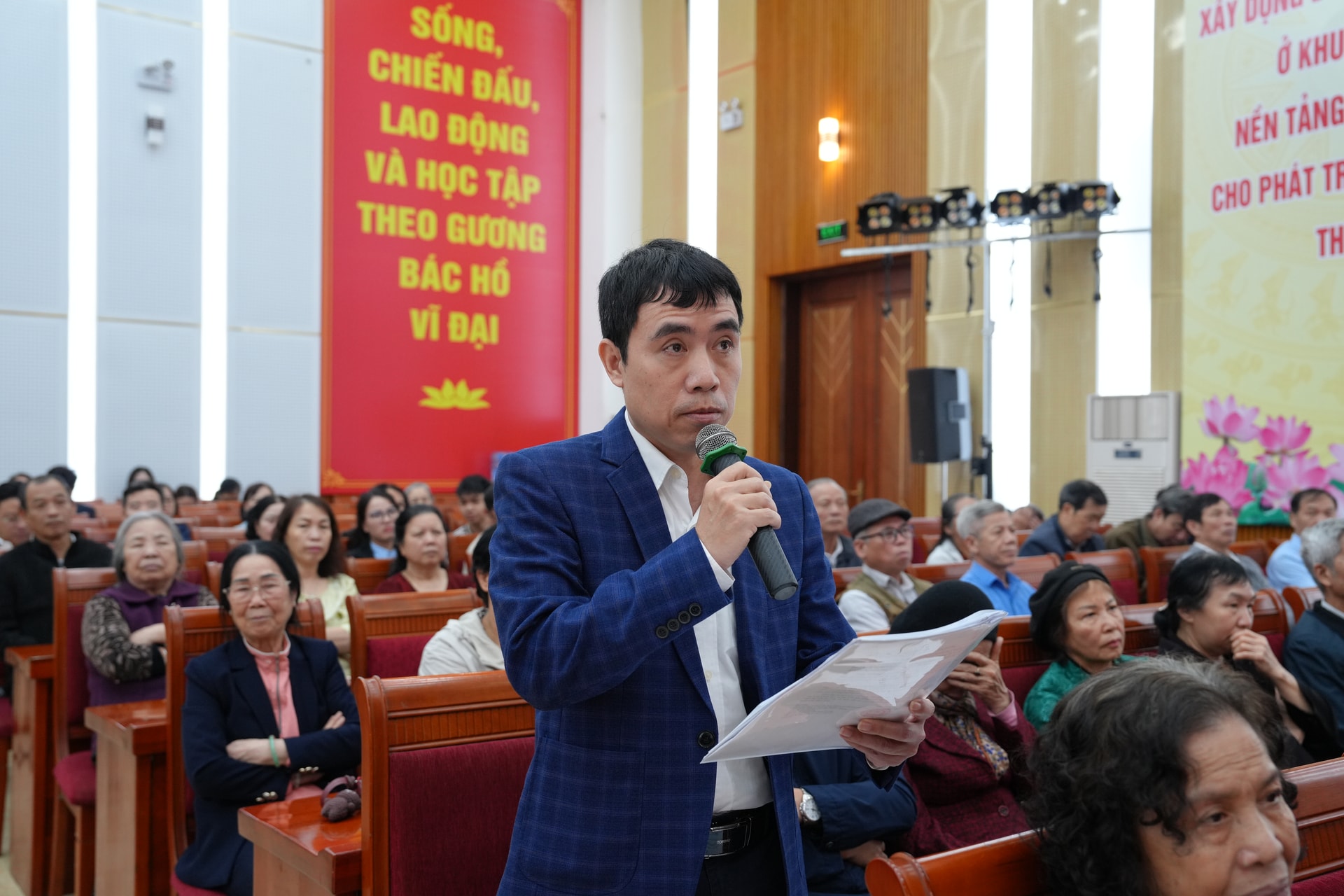 Đơn vị bầu cử số 9 tiếp xúc cử tri ứng cử viên đại biểu HĐND thành phố Hà Nội- Ảnh 3.