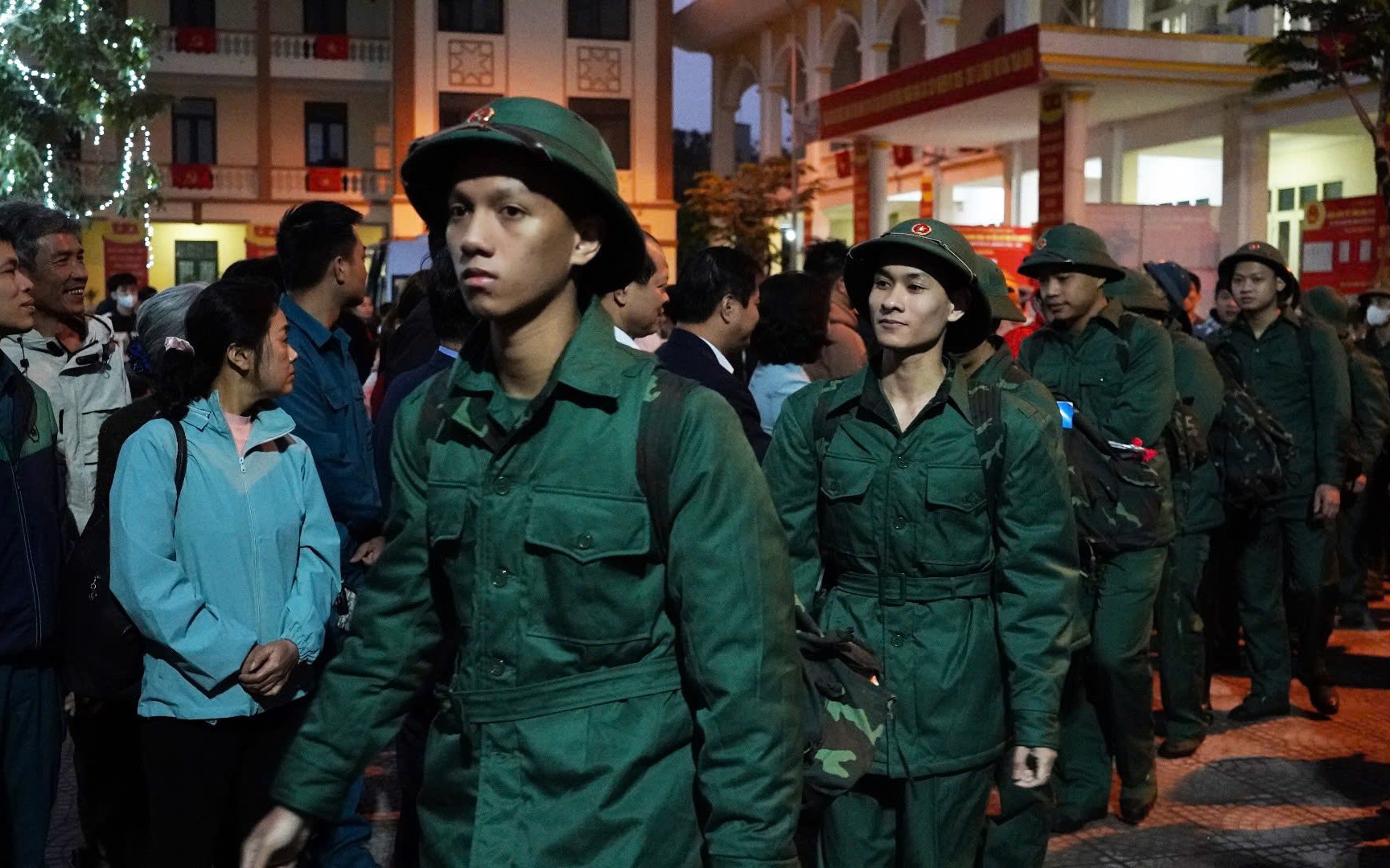 Xã Phượng Dực tiếp lửa cho tân binh trước giờ nhập ngũ