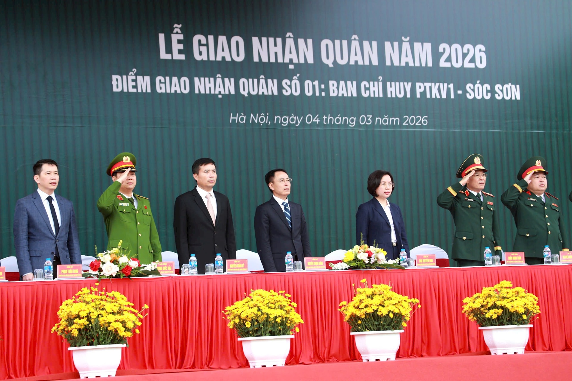 Phó Bí thư Thường trực Thành ủy Nguyễn Trọng Đông dự lễ giao quân tại điểm giao quân số 1 Ban Chỉ huy PTKV 1 - Sóc Sơn- Ảnh 1.