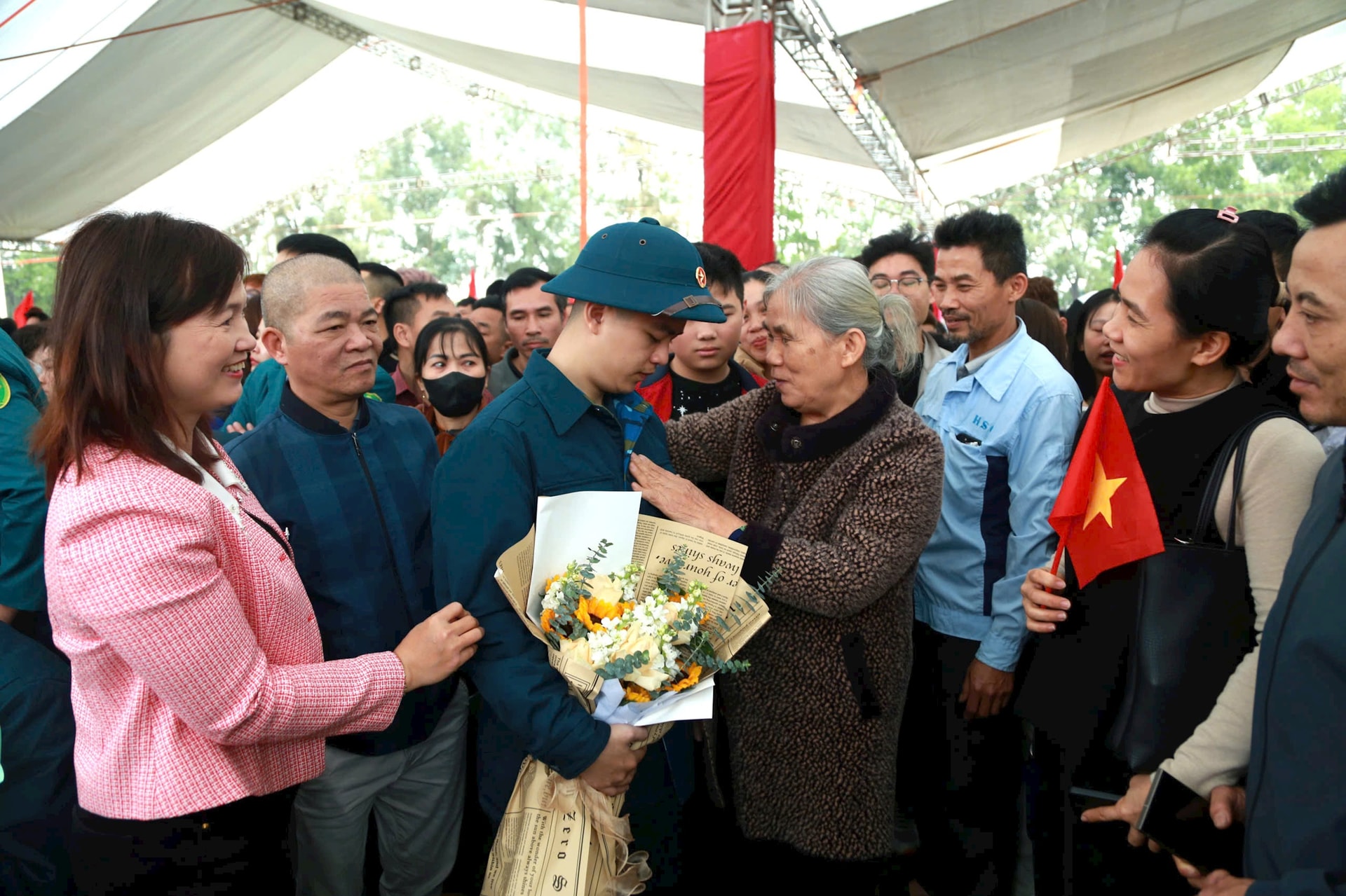 Phó Bí thư Thường trực Thành ủy Nguyễn Trọng Đông dự lễ giao quân tại điểm giao quân số 1 Ban Chỉ huy PTKV 1 - Sóc Sơn- Ảnh 6.