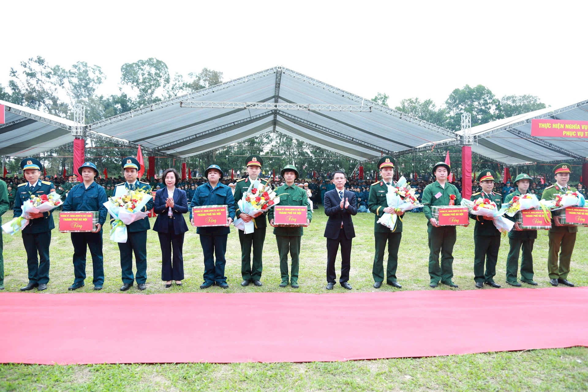 Phó Bí thư Thường trực Thành ủy Nguyễn Trọng Đông dự lễ giao quân tại điểm giao quân số 1 Ban Chỉ huy PTKV 1 - Sóc Sơn- Ảnh 5.