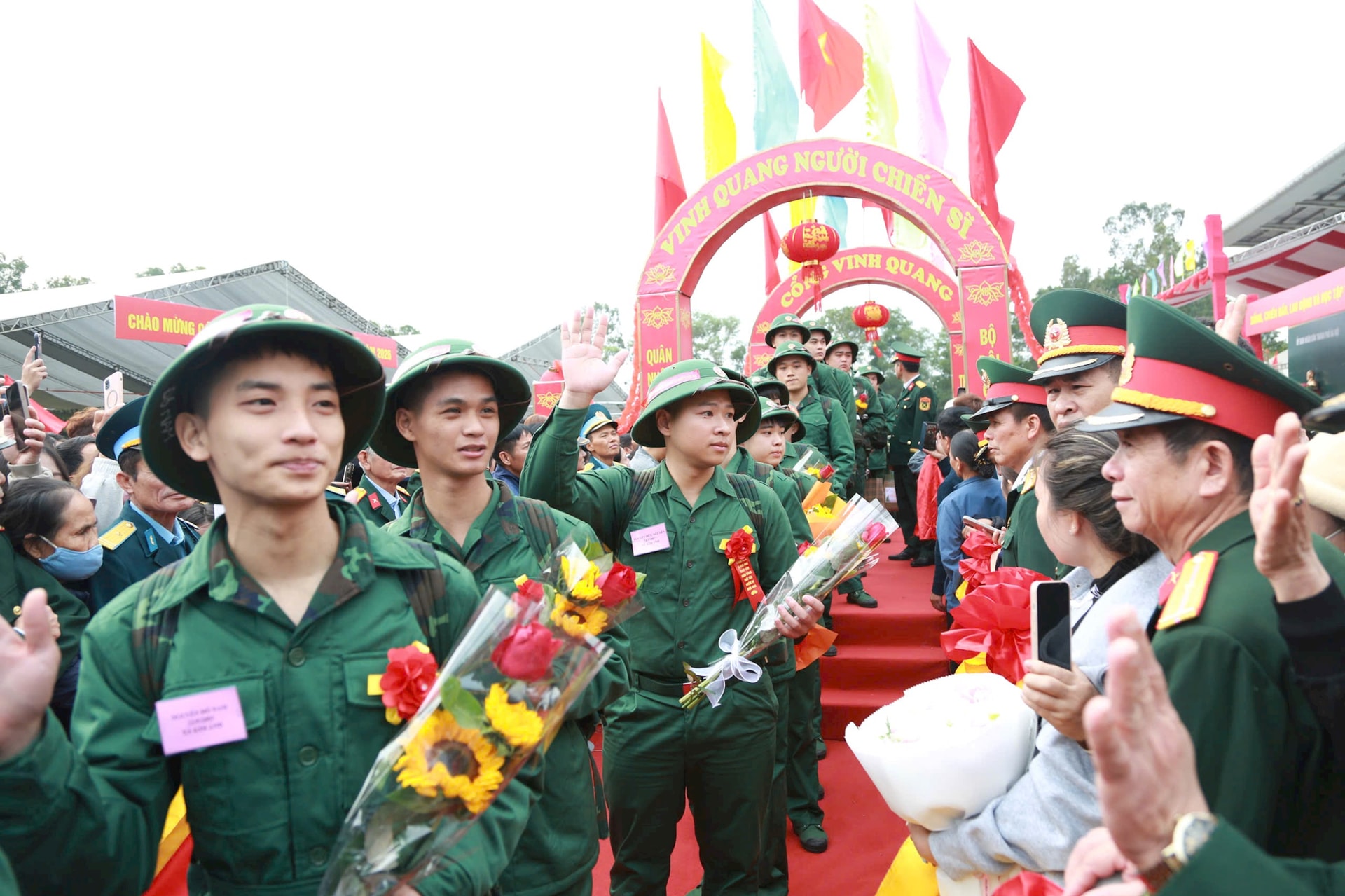 Phó Bí thư Thường trực Thành ủy Nguyễn Trọng Đông dự lễ giao quân tại điểm giao quân số 1 Ban Chỉ huy PTKV 1 - Sóc Sơn- Ảnh 9.