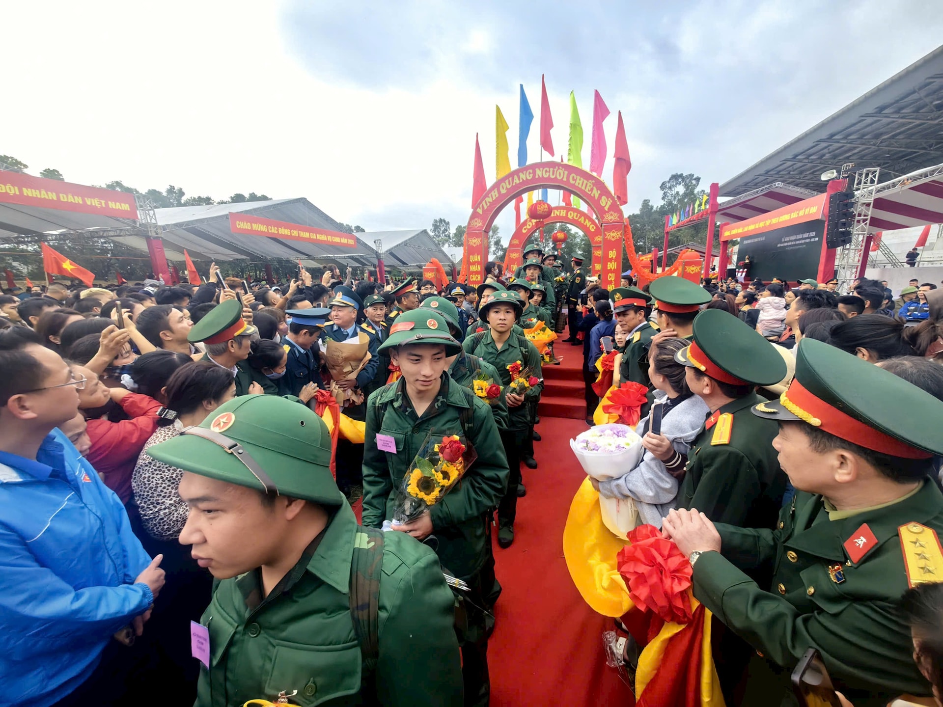 Phó Bí thư Thường trực Thành ủy Nguyễn Trọng Đông dự lễ giao quân tại điểm giao quân số 1 Ban Chỉ huy PTKV 1 - Sóc Sơn- Ảnh 8.