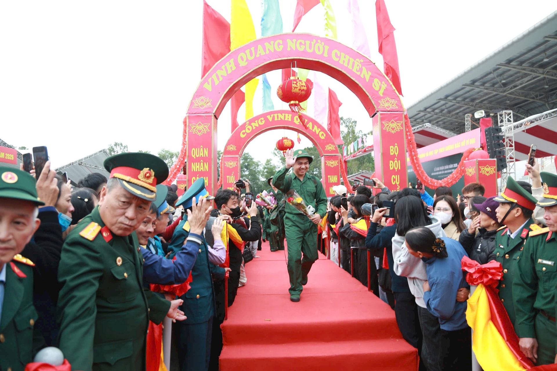 Phó Bí thư Thường trực Thành ủy Nguyễn Trọng Đông dự lễ giao quân tại điểm giao quân số 1 Ban Chỉ huy PTKV 1 - Sóc Sơn- Ảnh 7.