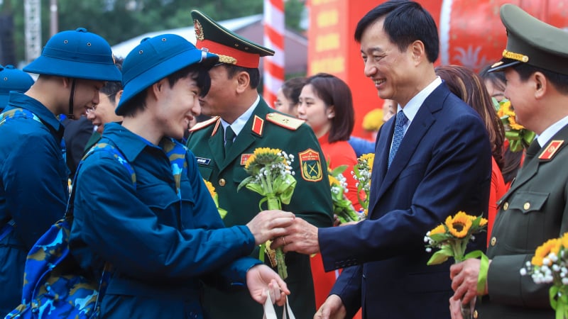 Bí thư Hà Nội Nguyễn Duy Ngọc thắp đài lửa truyền thống, động viên tân binh nhập ngũ