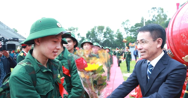 Phó Bí thư Thường trực Thành ủy Nguyễn Trọng Đông dự lễ giao quân tại điểm giao quân số 1 Ban Chỉ huy PTKV 1 - Sóc Sơn