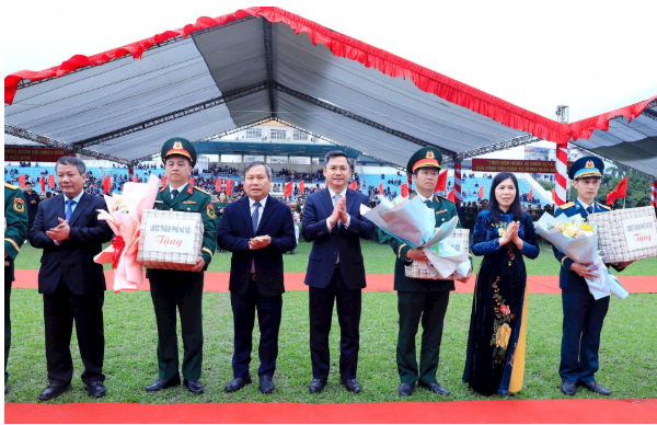 VỮNG BƯỚC TÒNG QUÂN – TUỔI TRẺ NGỌC HỒI TỰ HÀO TIẾP BƯỚC CHA ANH- Ảnh 9.