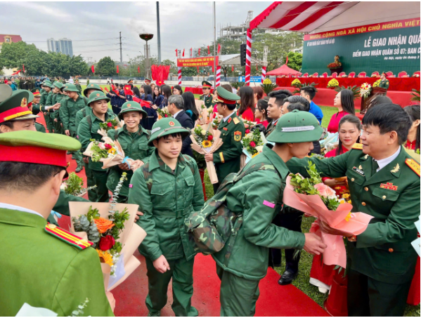 VỮNG BƯỚC TÒNG QUÂN – TUỔI TRẺ NGỌC HỒI TỰ HÀO TIẾP BƯỚC CHA ANH- Ảnh 12.