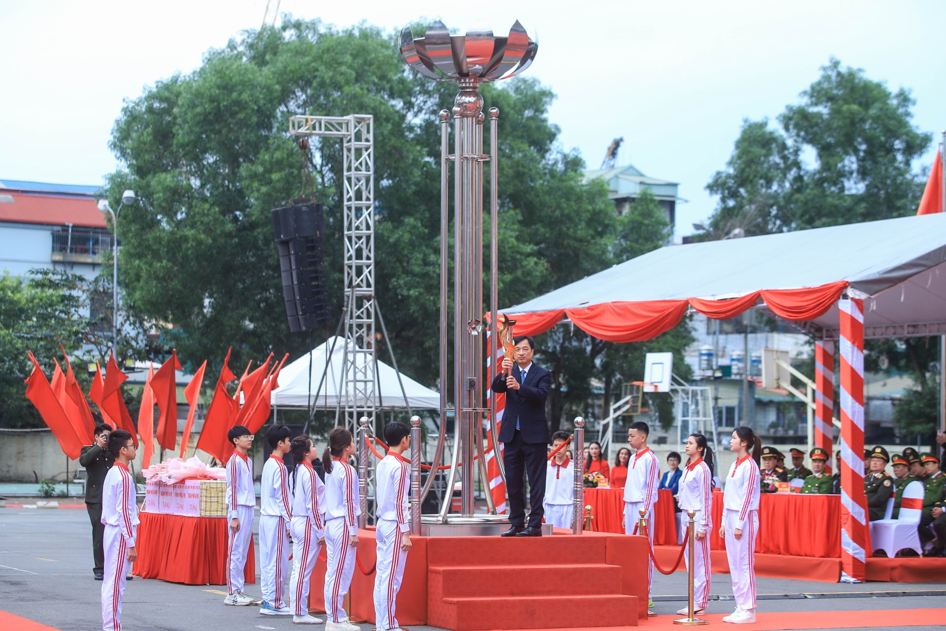 Bí thư Hà Nội Nguyễn Duy Ngọc thắp đài lửa truyền thống, động viên tân binh nhập ngũ- Ảnh 2.