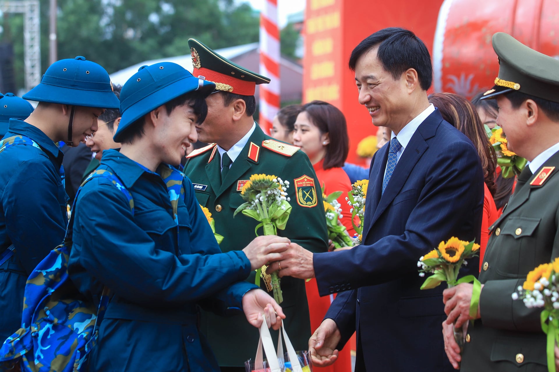 Bí thư Hà Nội Nguyễn Duy Ngọc thắp đài lửa truyền thống, động viên tân binh nhập ngũ- Ảnh 3.