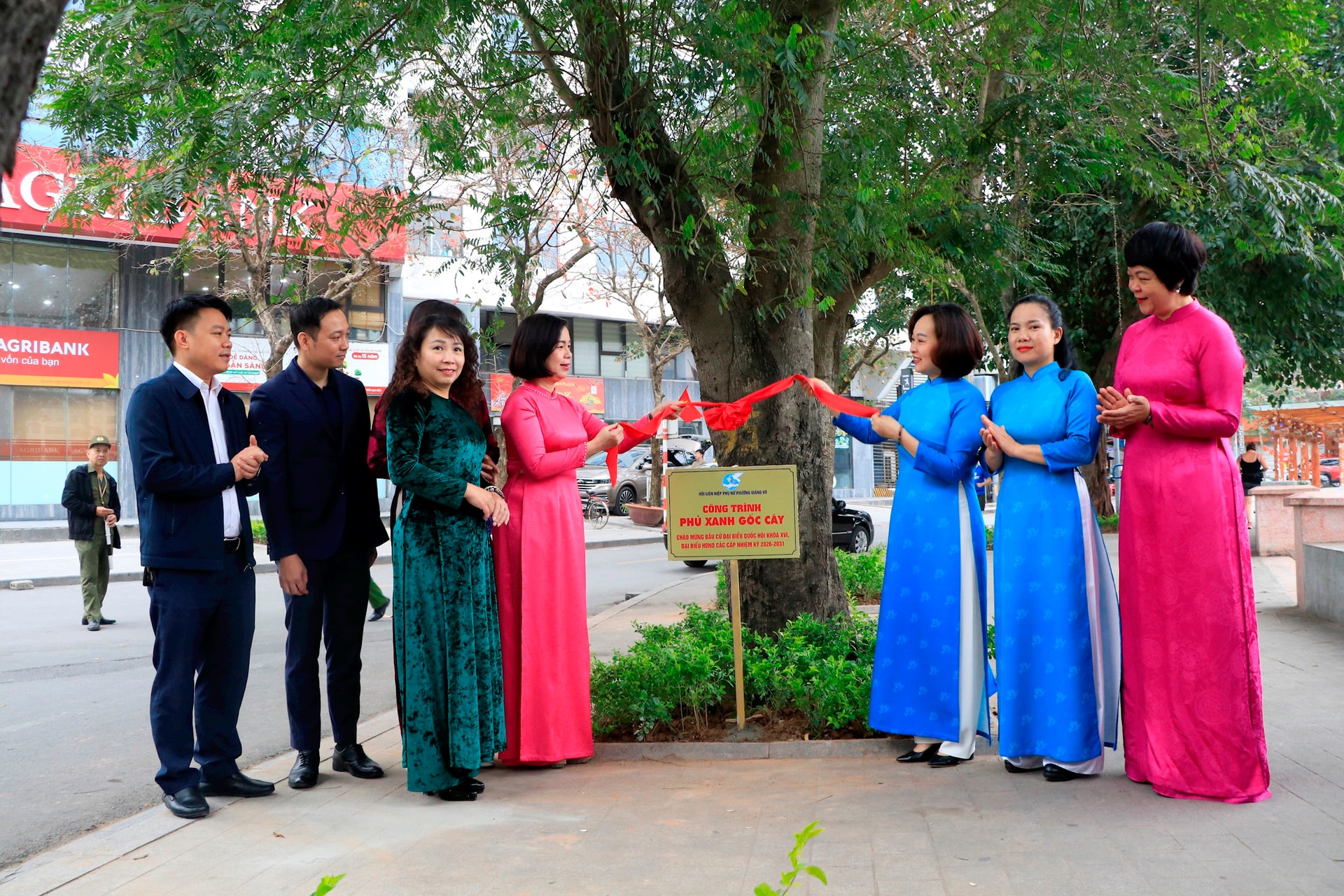 Phụ nữ Giảng Võ thi đua chào mừng ngày bầu cử- Ảnh 3.