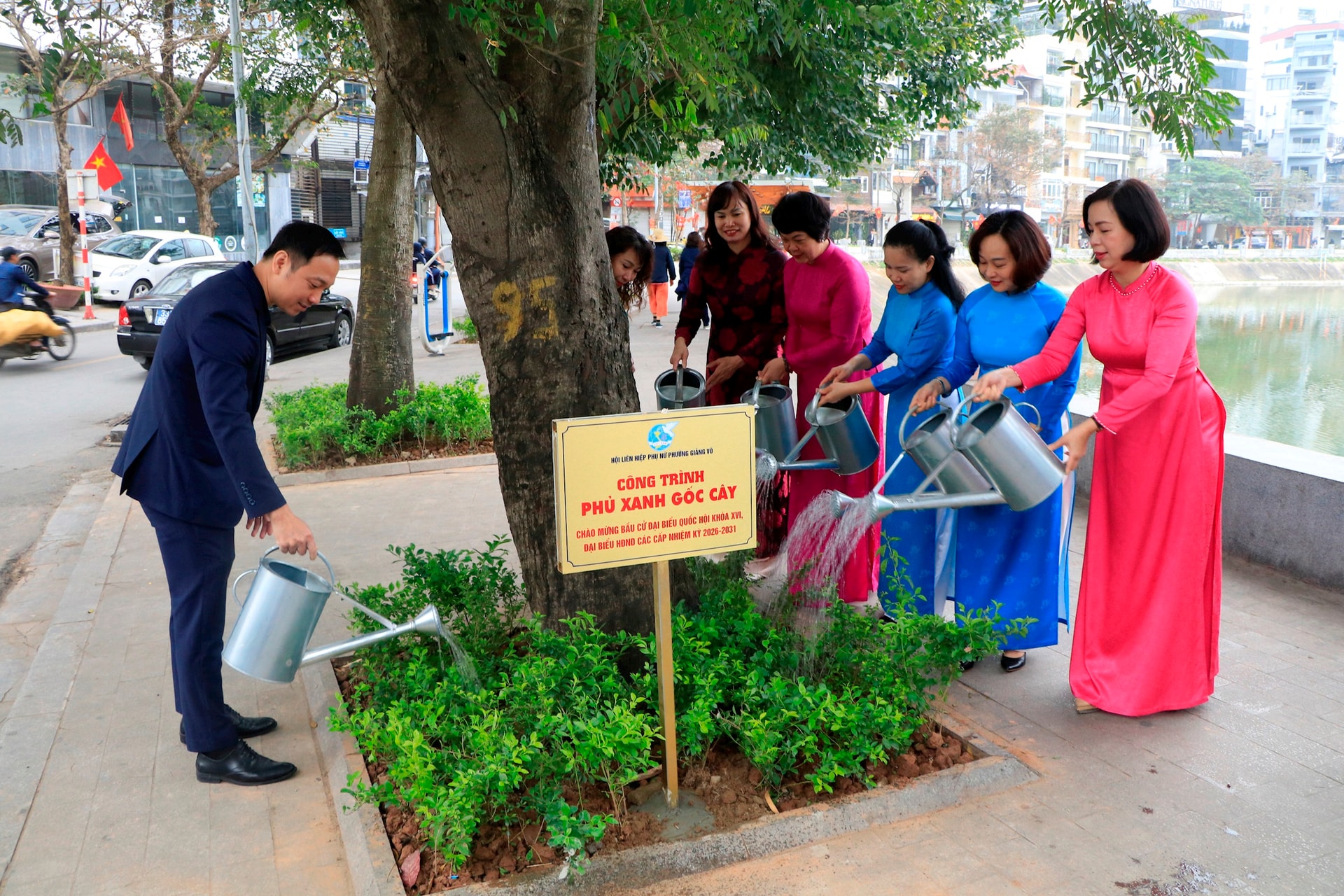 Phụ nữ Giảng Võ thi đua chào mừng ngày bầu cử- Ảnh 4.