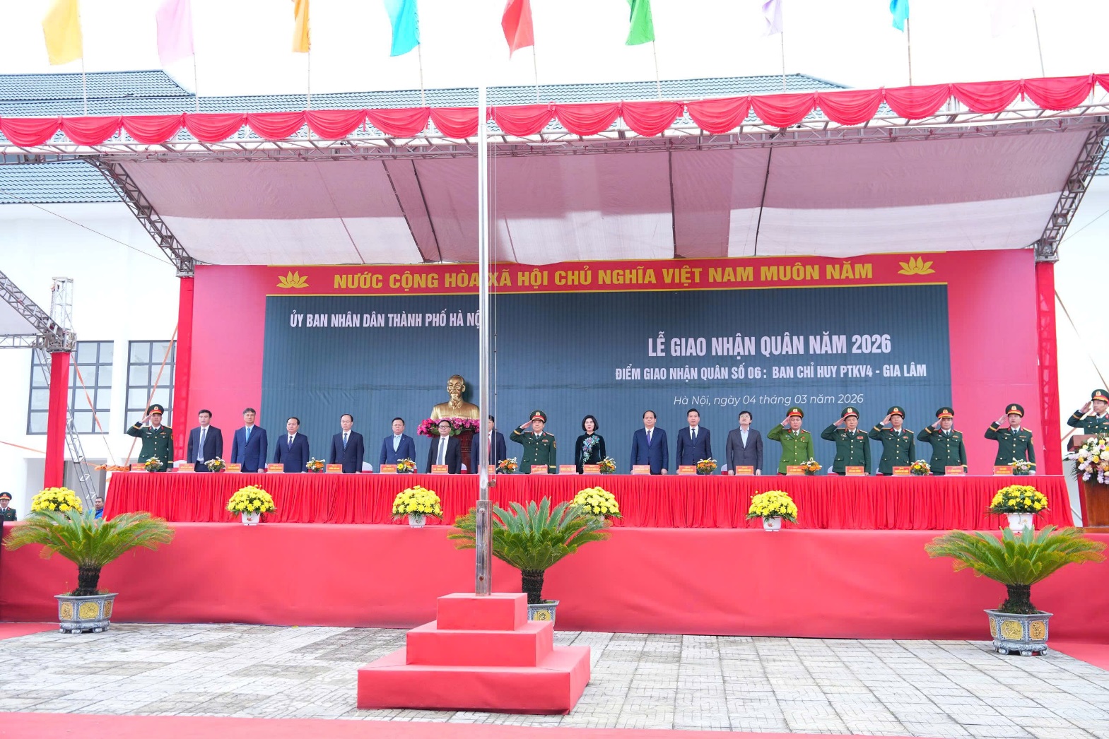 Ảnh có chứa văn bản, hoa, ngoài trời, màu đỏ  Nội dung do AI tạo ra có thể không chính xác.