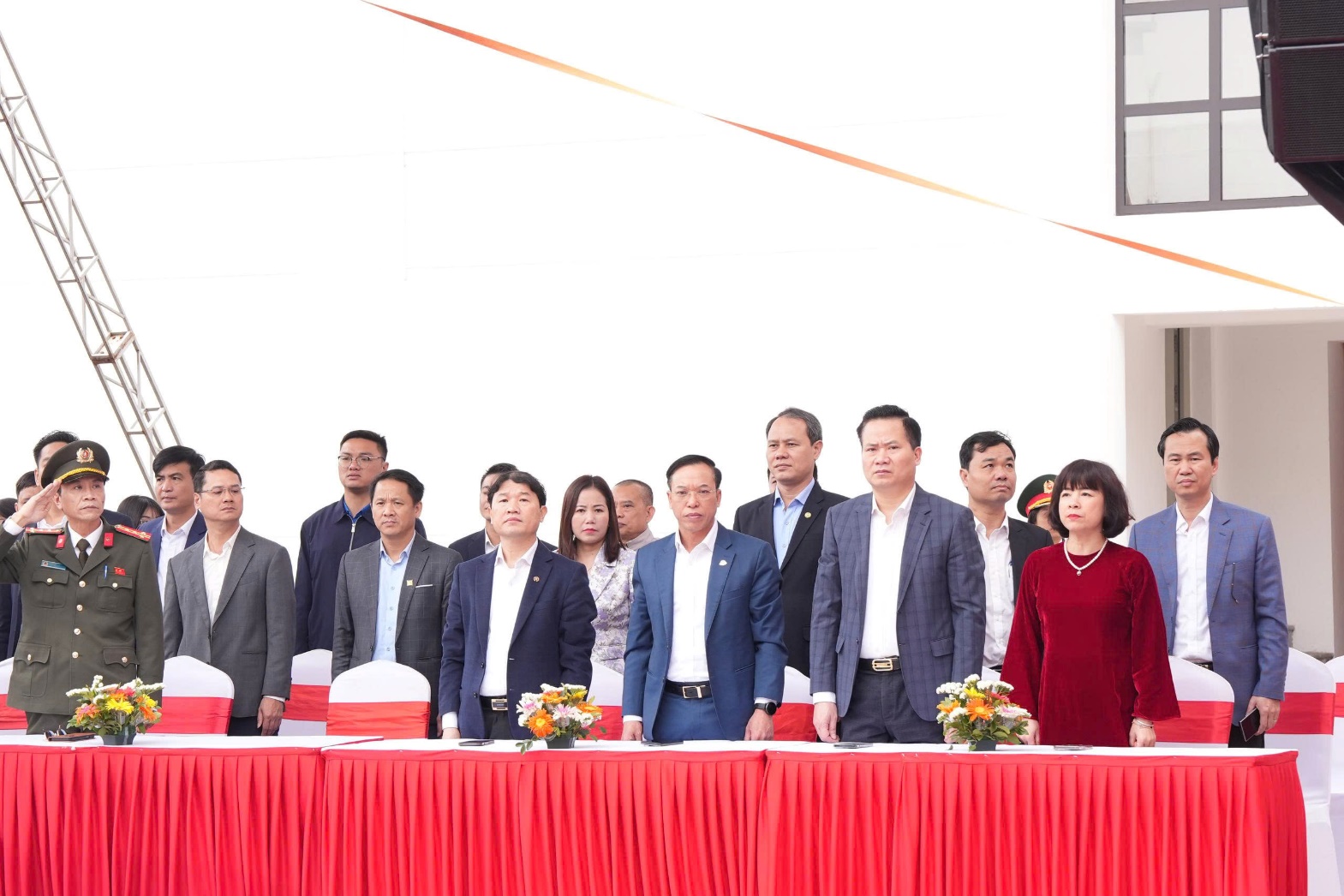 Ảnh có chứa bộ đồ, trang phục, đàn ông, người  Nội dung do AI tạo ra có thể không chính xác.