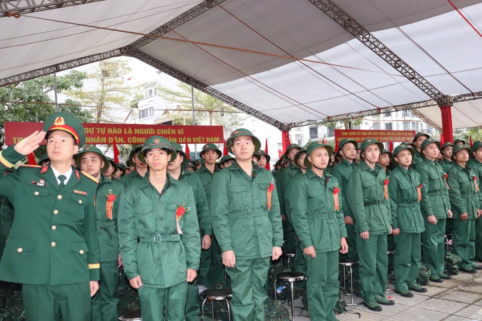 Ảnh có chứa trang phục, người, nhóm, đội nhóm  Nội dung do AI tạo ra có thể không chính xác.