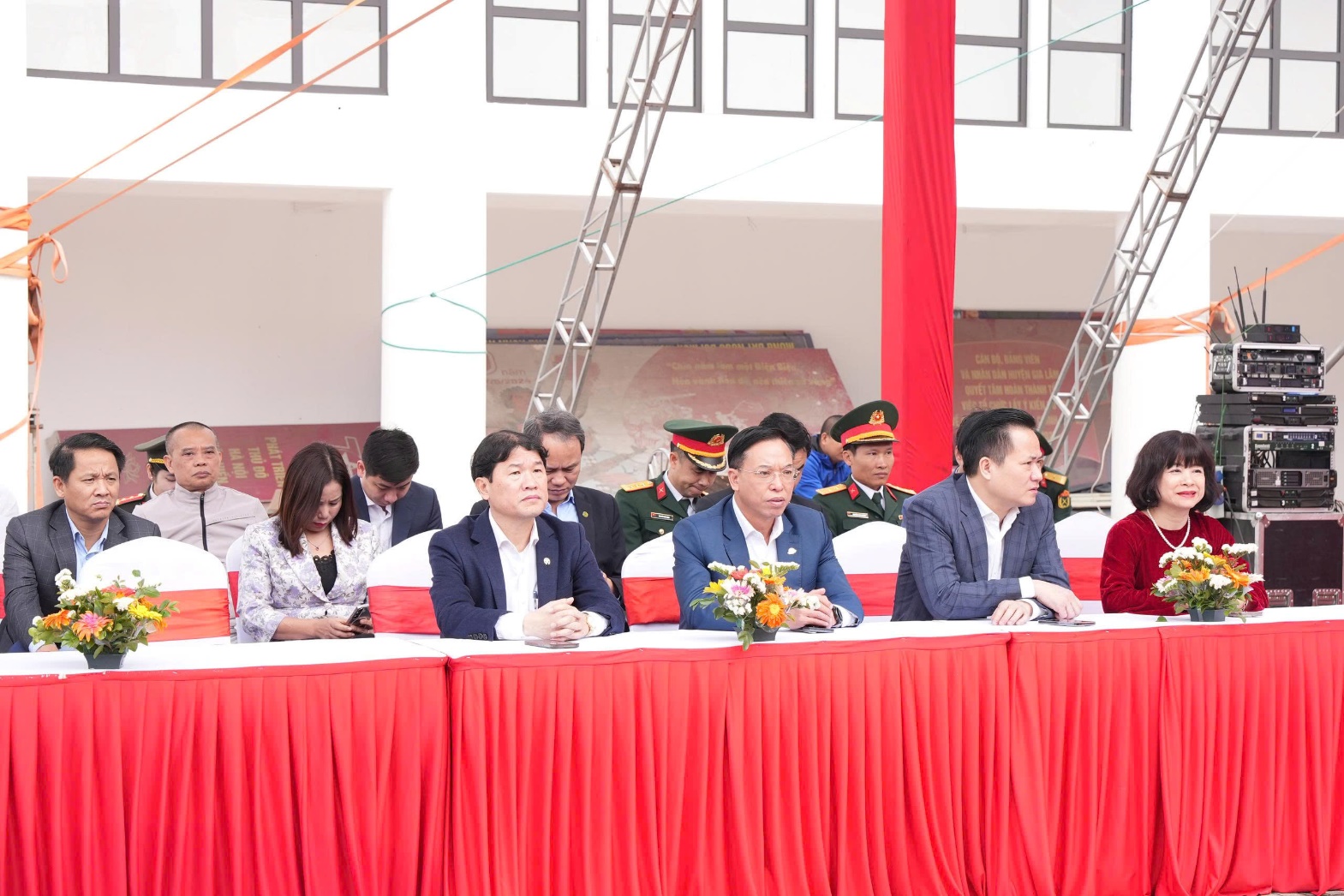 Ảnh có chứa trang phục, người, hoa, đàn ông  Nội dung do AI tạo ra có thể không chính xác.