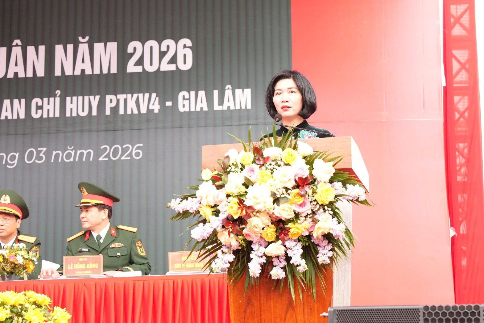 Ảnh có chứa hoa, trang phục, văn bản, người  Nội dung do AI tạo ra có thể không chính xác.