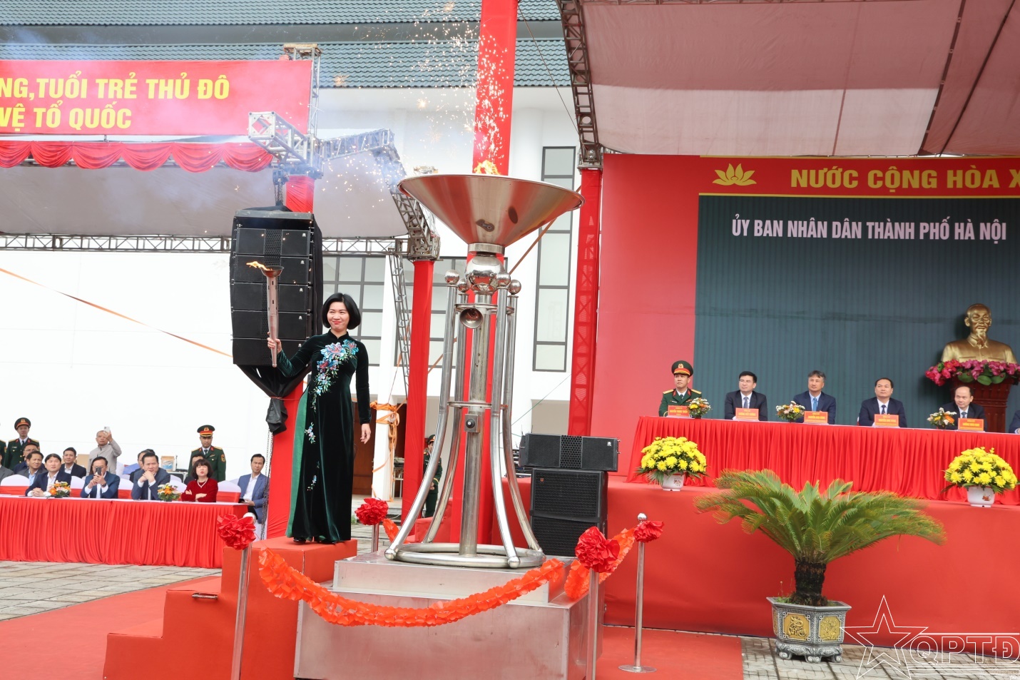 Ảnh có chứa trang phục, người, màu đỏ, sự kiện  Nội dung do AI tạo ra có thể không chính xác.