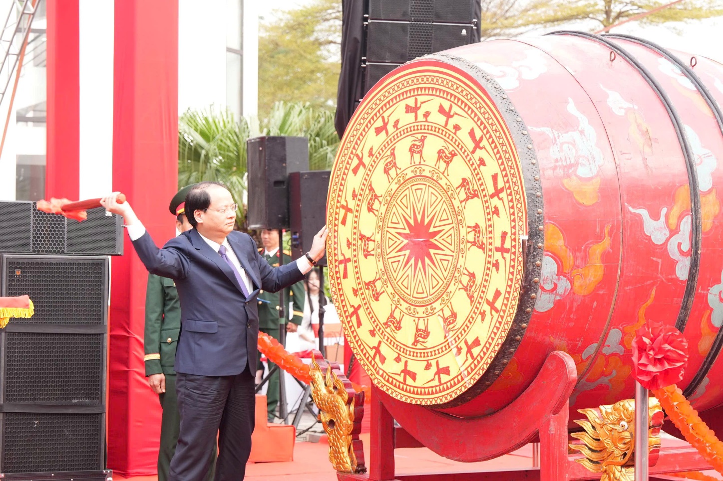 Ảnh có chứa trang phục, đàn ông, bộ đồ, người  Nội dung do AI tạo ra có thể không chính xác.