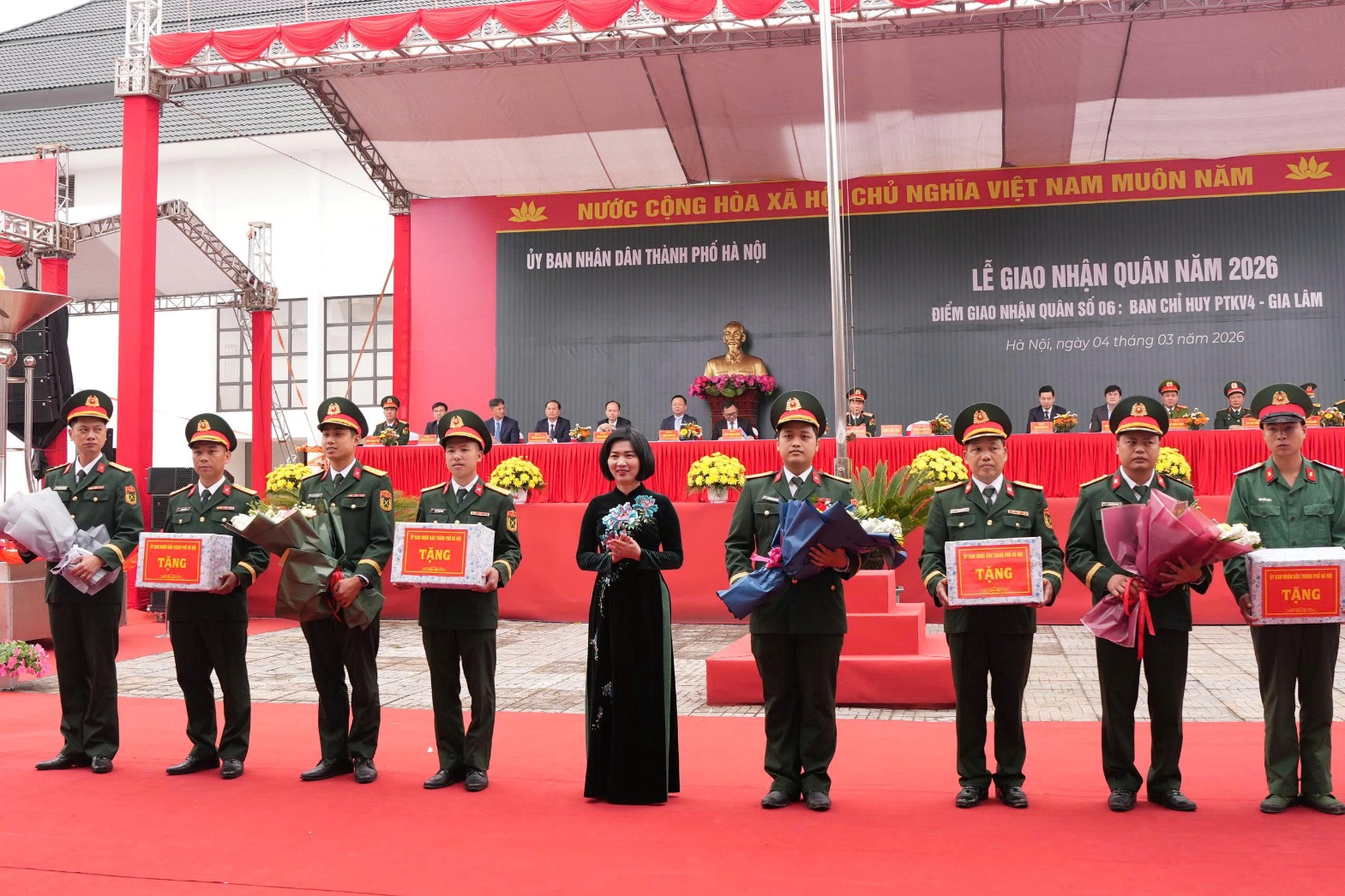 Ảnh có chứa trang phục, người, giày dép, nhóm  Nội dung do AI tạo ra có thể không chính xác.