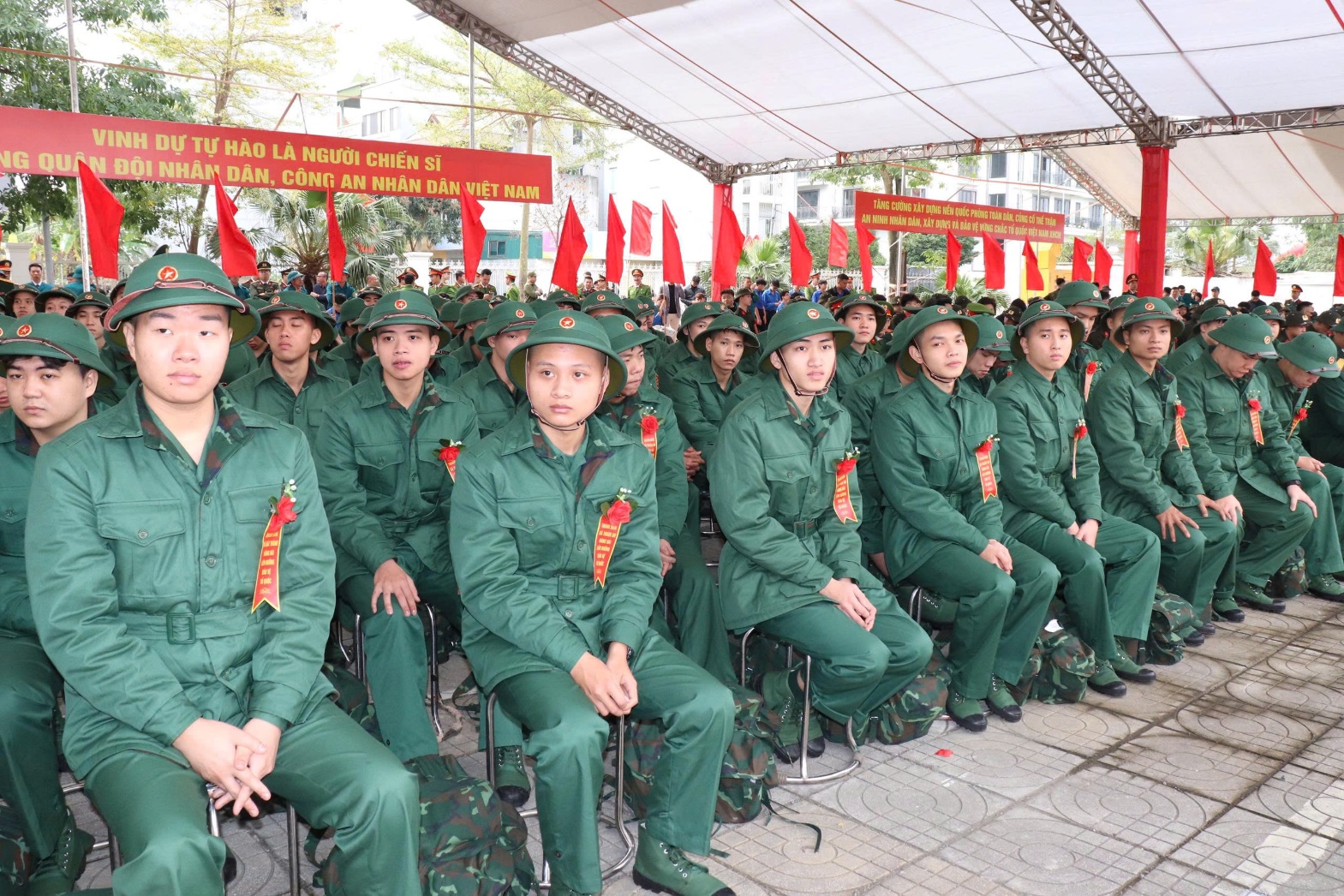 Ảnh có chứa người, trang phục, đội nhóm, ngoài trời  Nội dung do AI tạo ra có thể không chính xác.