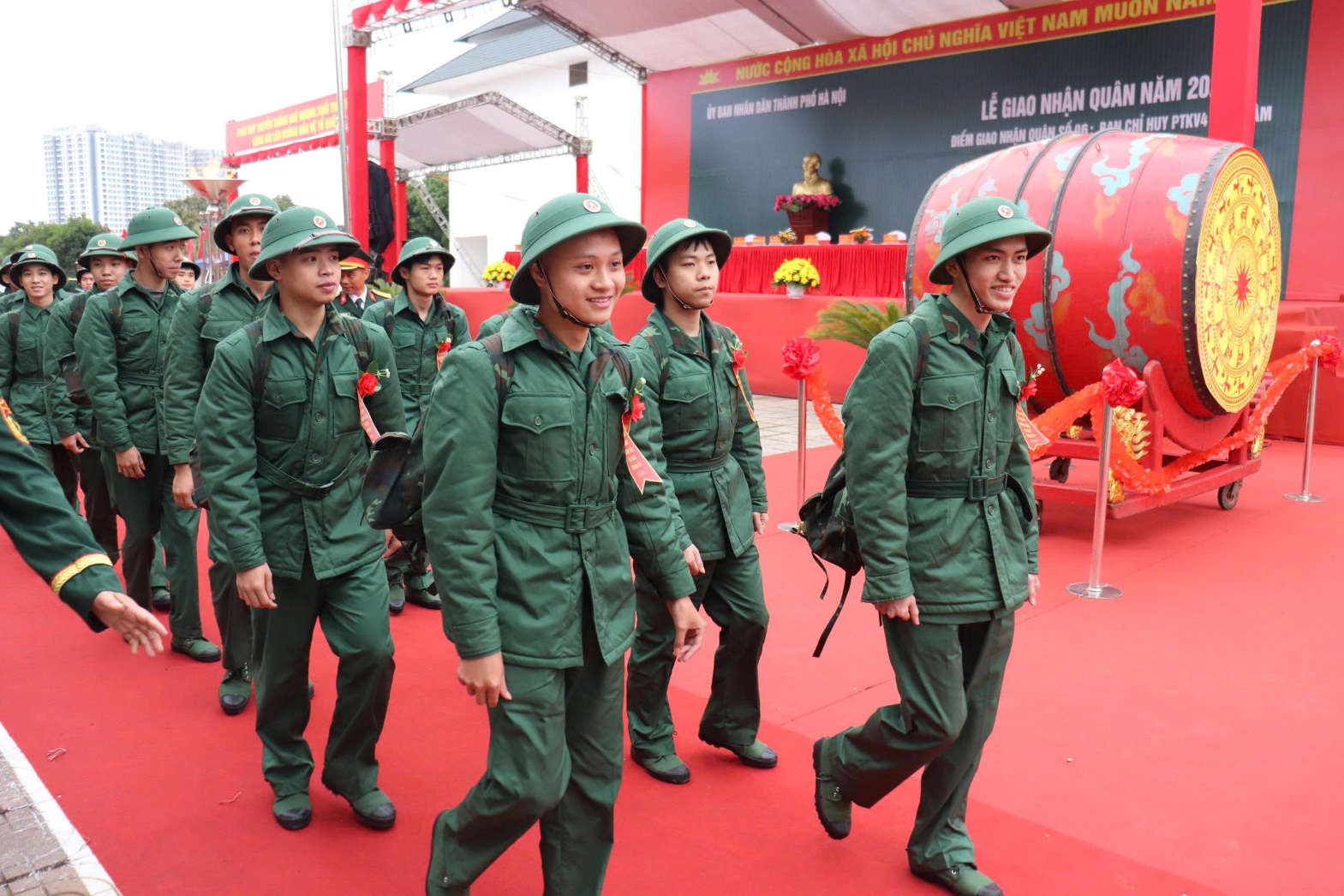 Ảnh có chứa trang phục, người, giày dép, đàn ông  Nội dung do AI tạo ra có thể không chính xác.