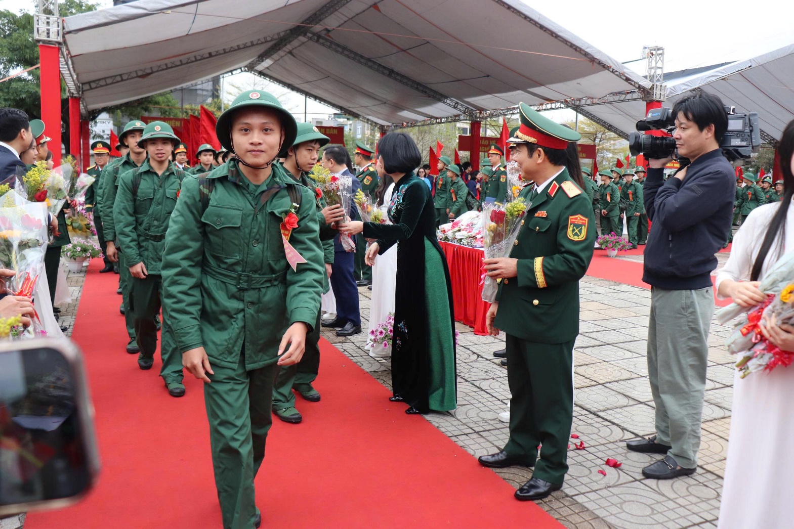Ảnh có chứa trang phục, người, đàn ông, giày dép  Nội dung do AI tạo ra có thể không chính xác.