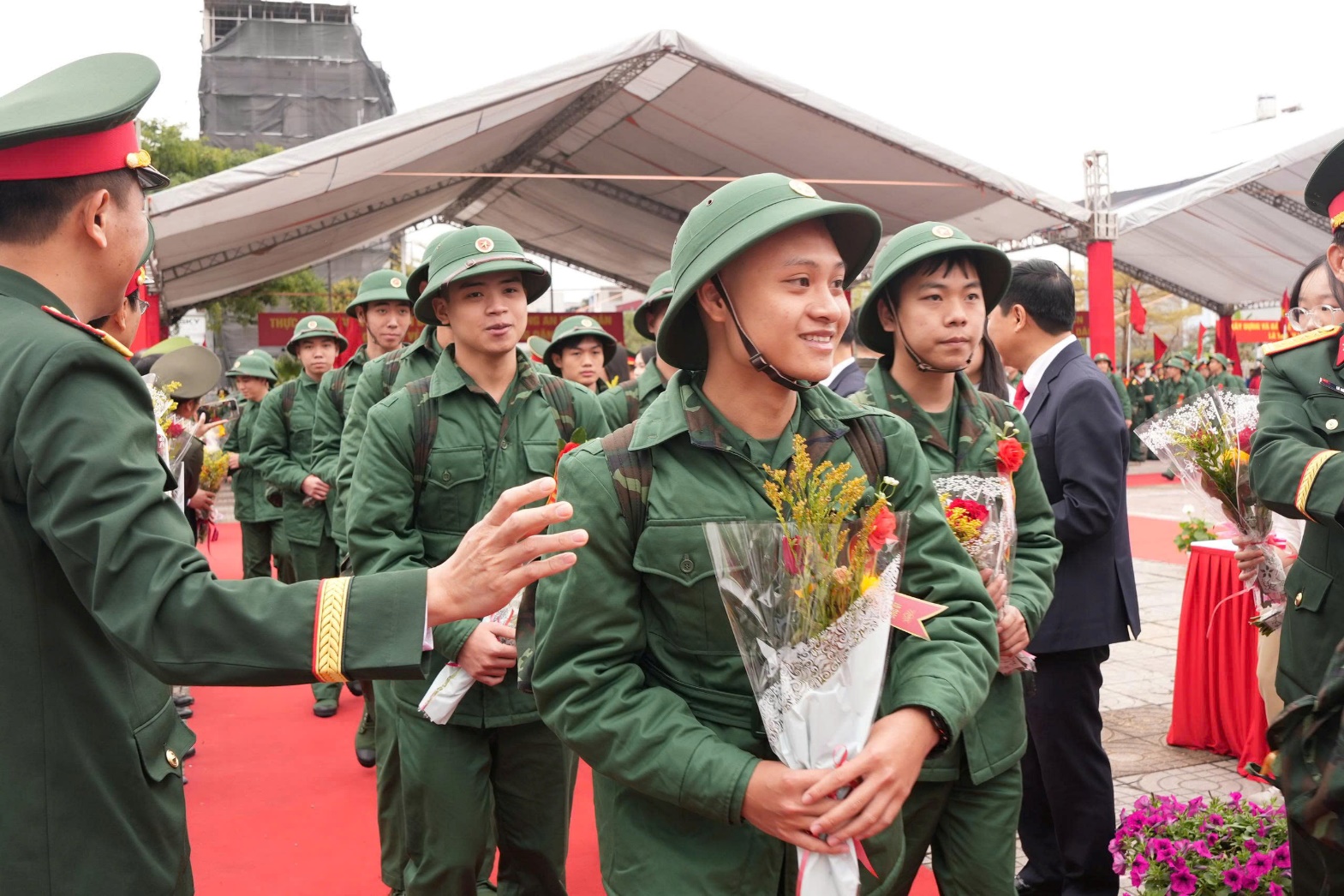 Ảnh có chứa trang phục, người, đàn ông, Mặt người  Nội dung do AI tạo ra có thể không chính xác.