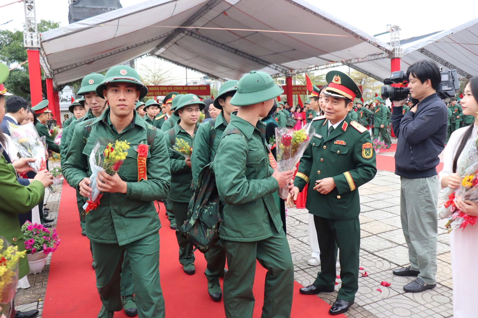 Ảnh có chứa trang phục, người, đàn ông, hoa  Nội dung do AI tạo ra có thể không chính xác.