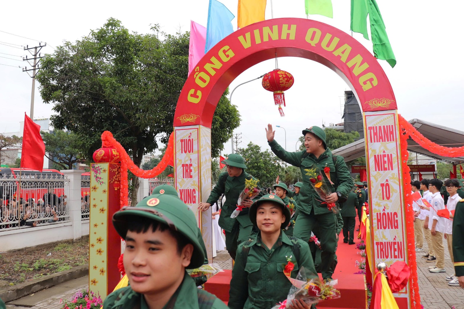 Ảnh có chứa trang phục, ngoài trời, người, Mặt người  Nội dung do AI tạo ra có thể không chính xác.