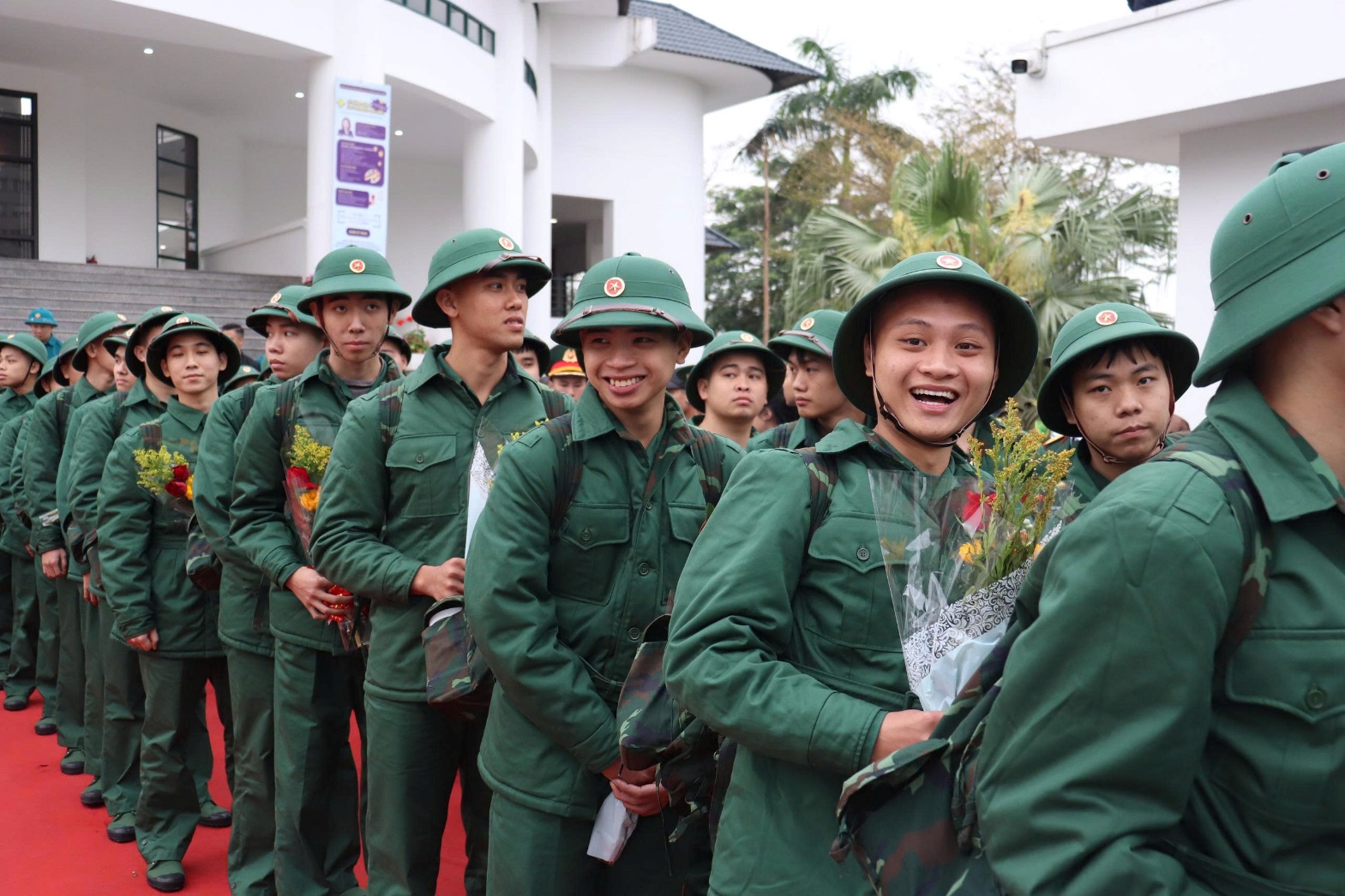 Ảnh có chứa người, Mặt người, cười, trang phục  Nội dung do AI tạo ra có thể không chính xác.