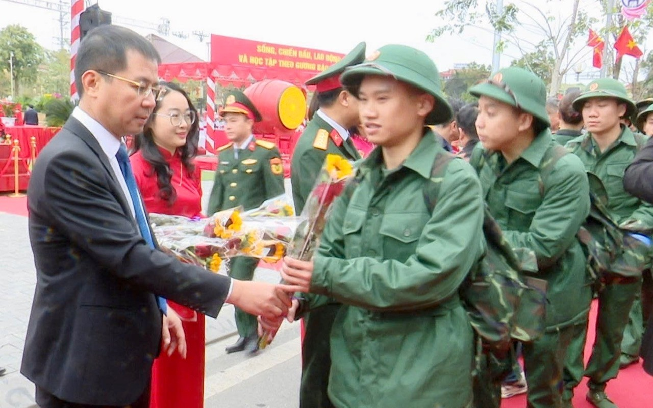 42 tân binh xã Ô Diên lên đường thực hiện nghĩa vụ quân sự và tham gia Công an Nhân dân năm 2026- Ảnh 5.