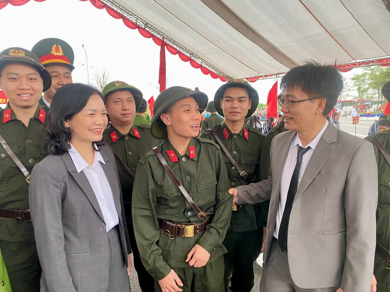 42 tân binh xã Ô Diên lên đường thực hiện nghĩa vụ quân sự và tham gia Công an Nhân dân năm 2026- Ảnh 6.