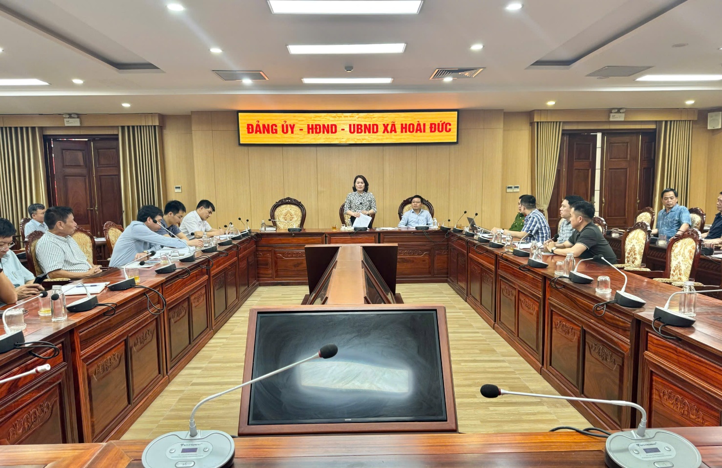 UBND xã tổ chức Hội nghị giao ban đánh giá tiến độ triển khai công tác chuẩn bị bầu cử- Ảnh 5.