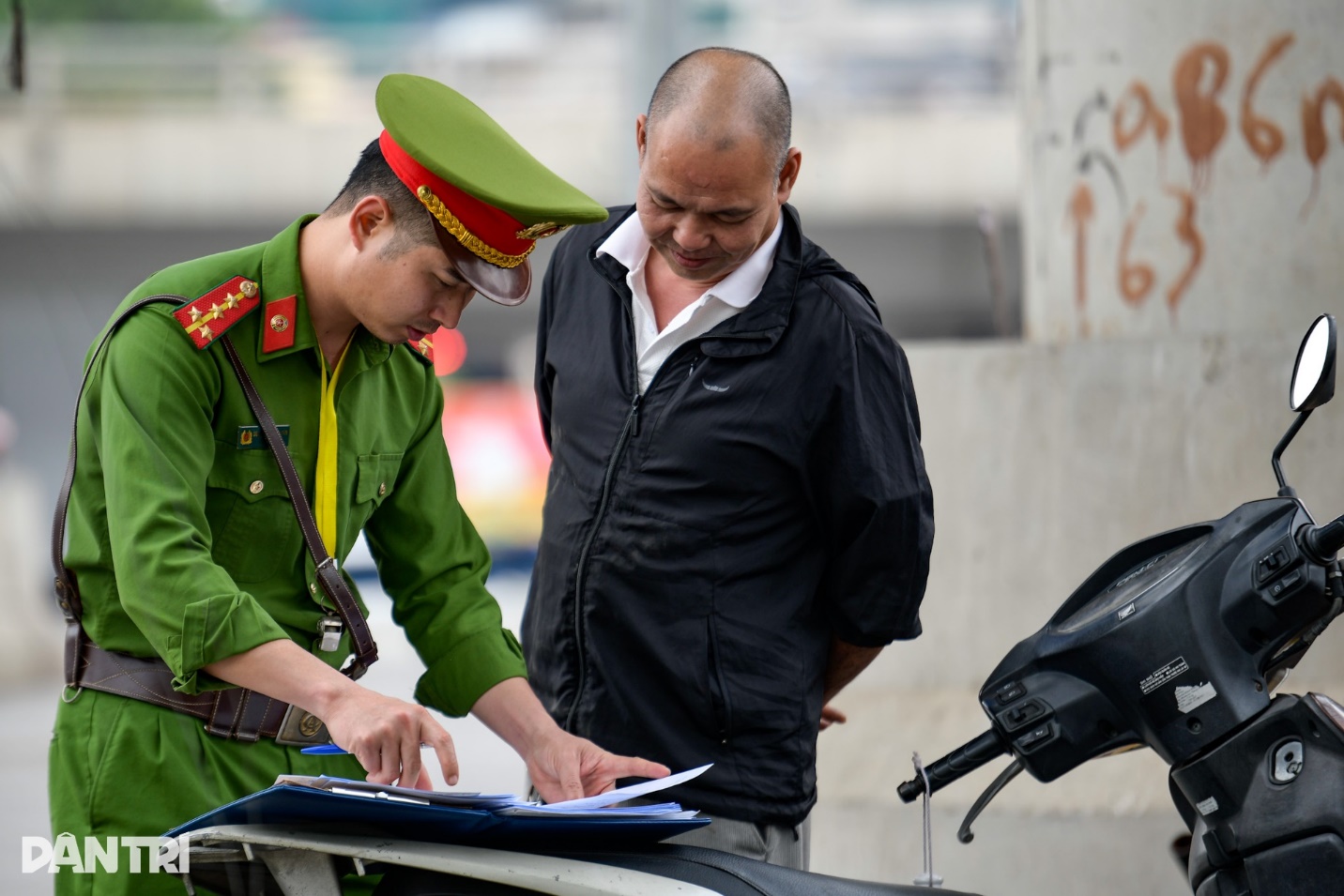 Bãi trông giữ xe gầm nhà ga Cầu Giấy biến mất sau phản ánh của Dân trí - 2