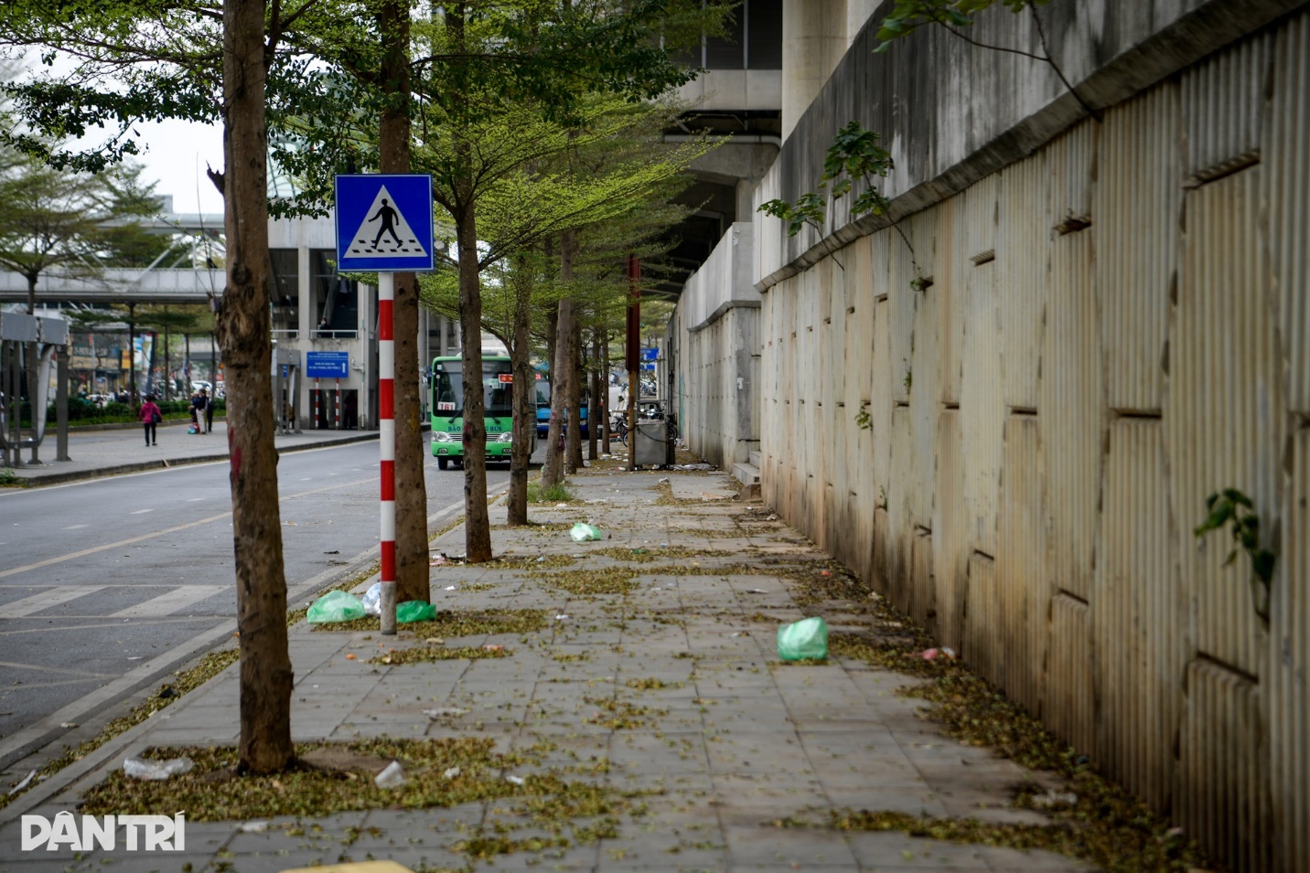 Bãi trông giữ xe gầm nhà ga Cầu Giấy biến mất sau phản ánh của Dân trí - 6