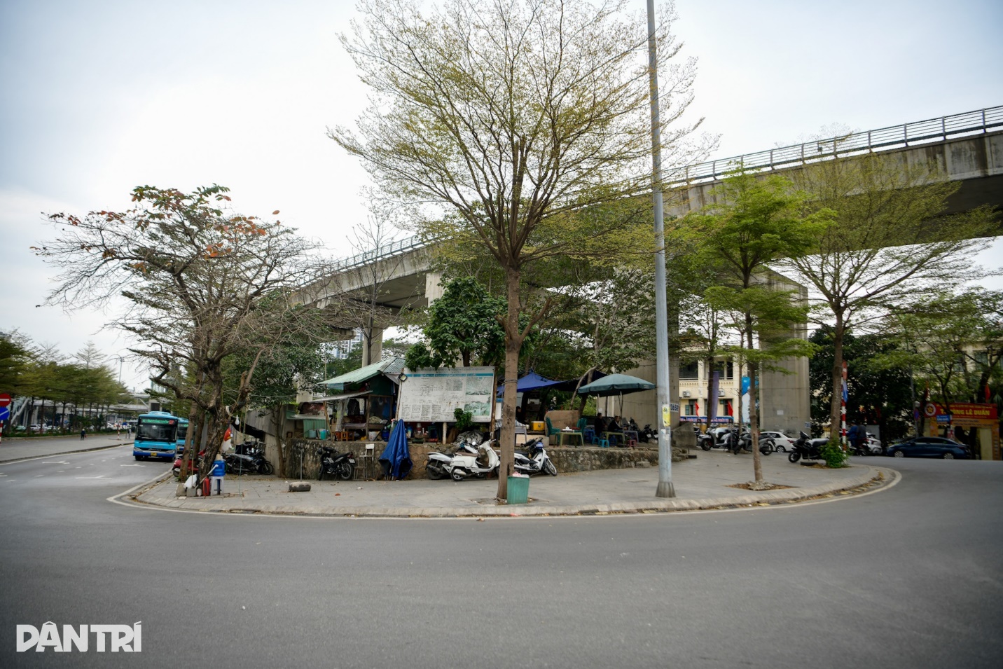 Bãi trông giữ xe gầm nhà ga Cầu Giấy biến mất sau phản ánh của Dân trí - 7