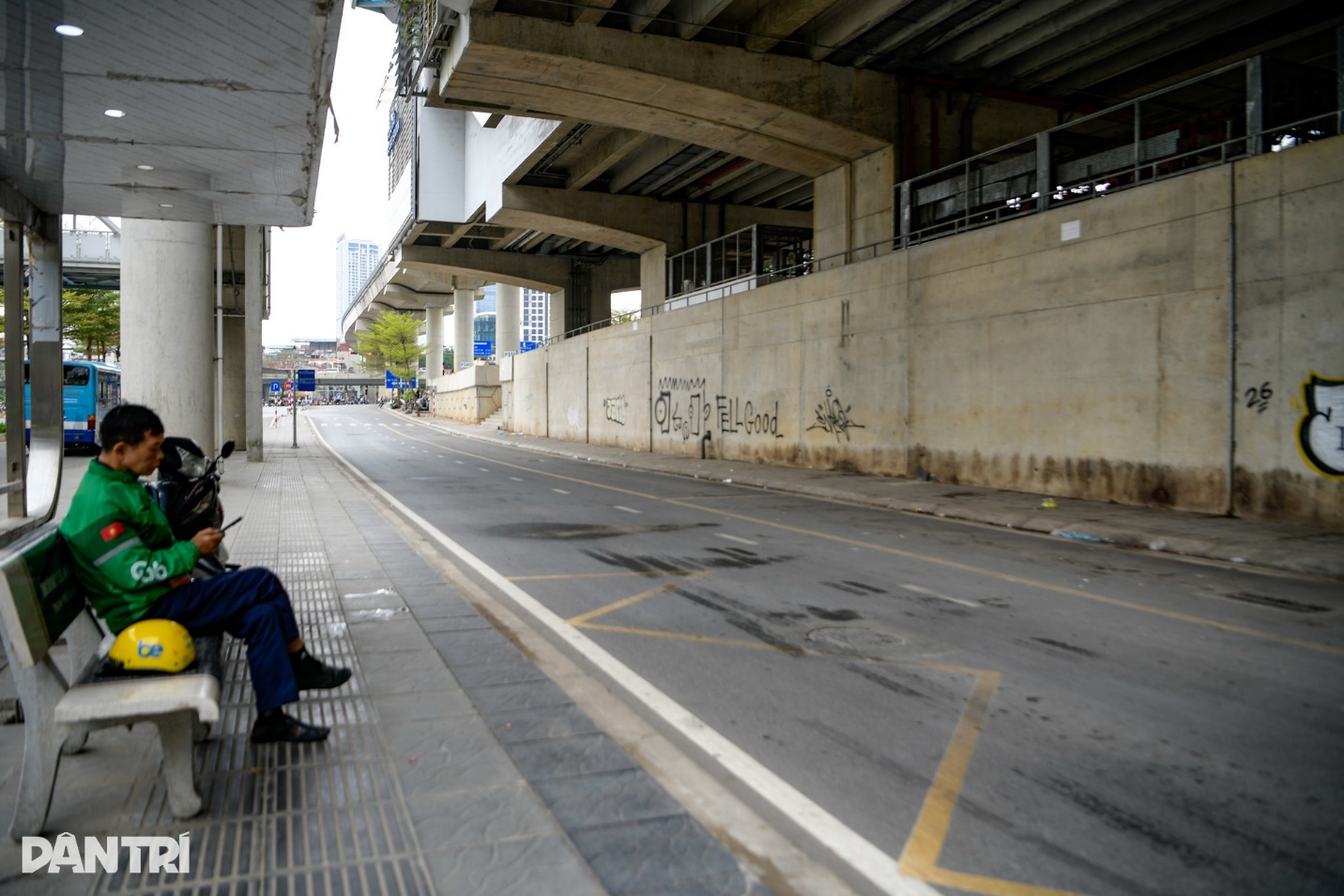 Bãi trông giữ xe gầm nhà ga Cầu Giấy biến mất sau phản ánh của Dân trí - 8