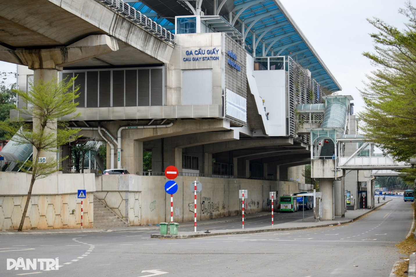 Bãi trông giữ xe gầm nhà ga Cầu Giấy biến mất sau phản ánh của Dân trí - 10