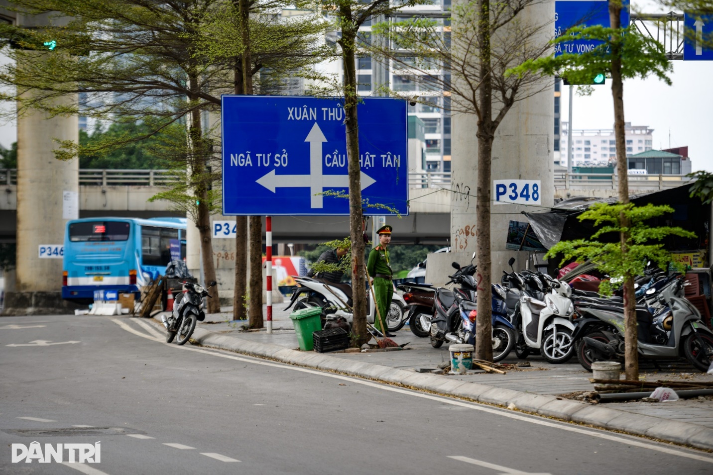 Bãi trông giữ xe gầm nhà ga Cầu Giấy biến mất sau phản ánh của Dân trí - 11