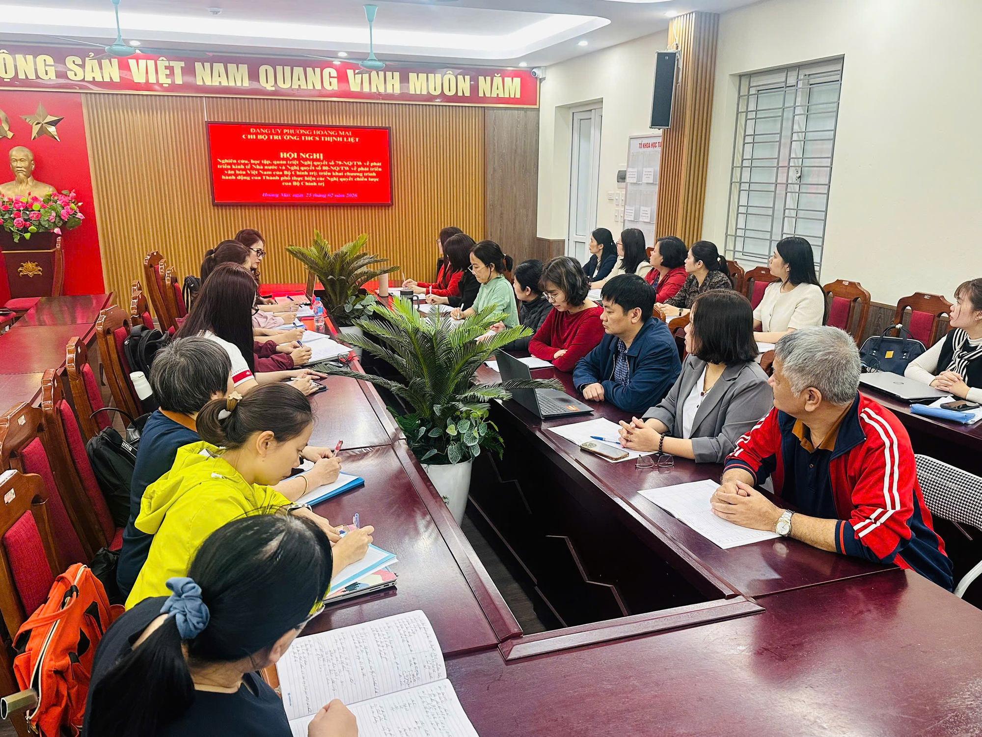 CHI BỘ TRƯỜNG THCS THỊNH LIỆT DỰ HỘI NGHỊ NGHIÊN CỨU, HỌC TẬP, QUÁN TRIỆT VÀ TRIỂN KHAI THỰC HIỆN CÁC NGHỊ QUYẾT CHIẾN LƯỢC CỦA BỘ CHÍNH TRỊ- Ảnh 1.