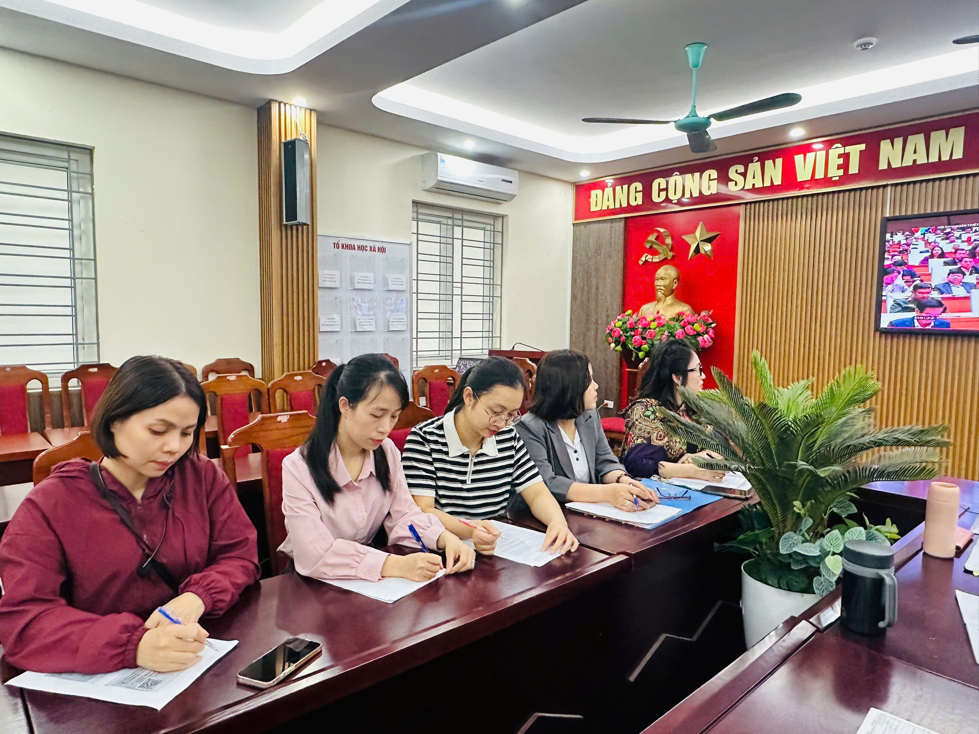 CHI BỘ TRƯỜNG THCS THỊNH LIỆT DỰ HỘI NGHỊ NGHIÊN CỨU, HỌC TẬP, QUÁN TRIỆT VÀ TRIỂN KHAI THỰC HIỆN CÁC NGHỊ QUYẾT CHIẾN LƯỢC CỦA BỘ CHÍNH TRỊ- Ảnh 3.