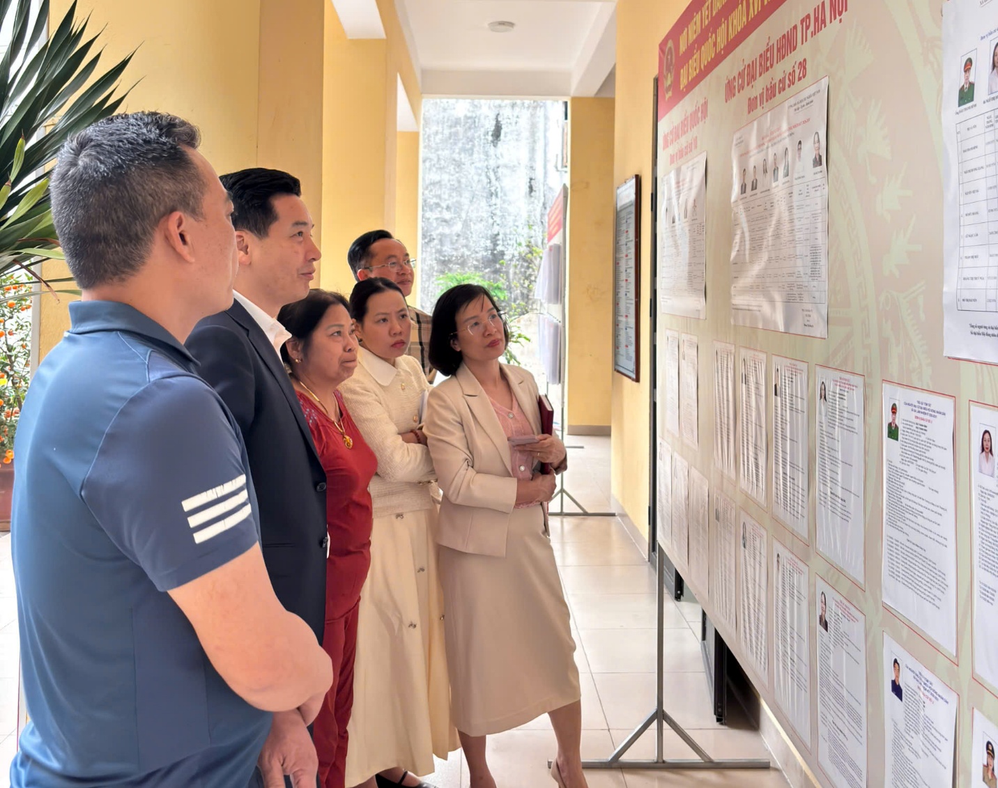 BÍ THƯ ĐẢNG ỦY XÃ GIA LÂM KIỂM TRA CÔNG TÁC CHUẨN BỊ BẦU CỬ TẠI CÁC ĐƠN VỊ BẦU CỬ- Ảnh 1.