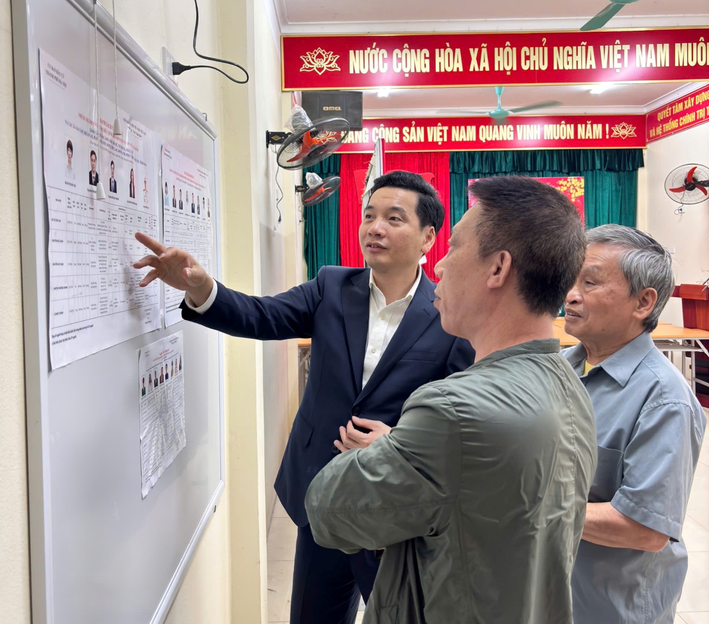 BÍ THƯ ĐẢNG ỦY XÃ GIA LÂM KIỂM TRA CÔNG TÁC CHUẨN BỊ BẦU CỬ TẠI CÁC ĐƠN VỊ BẦU CỬ- Ảnh 2.